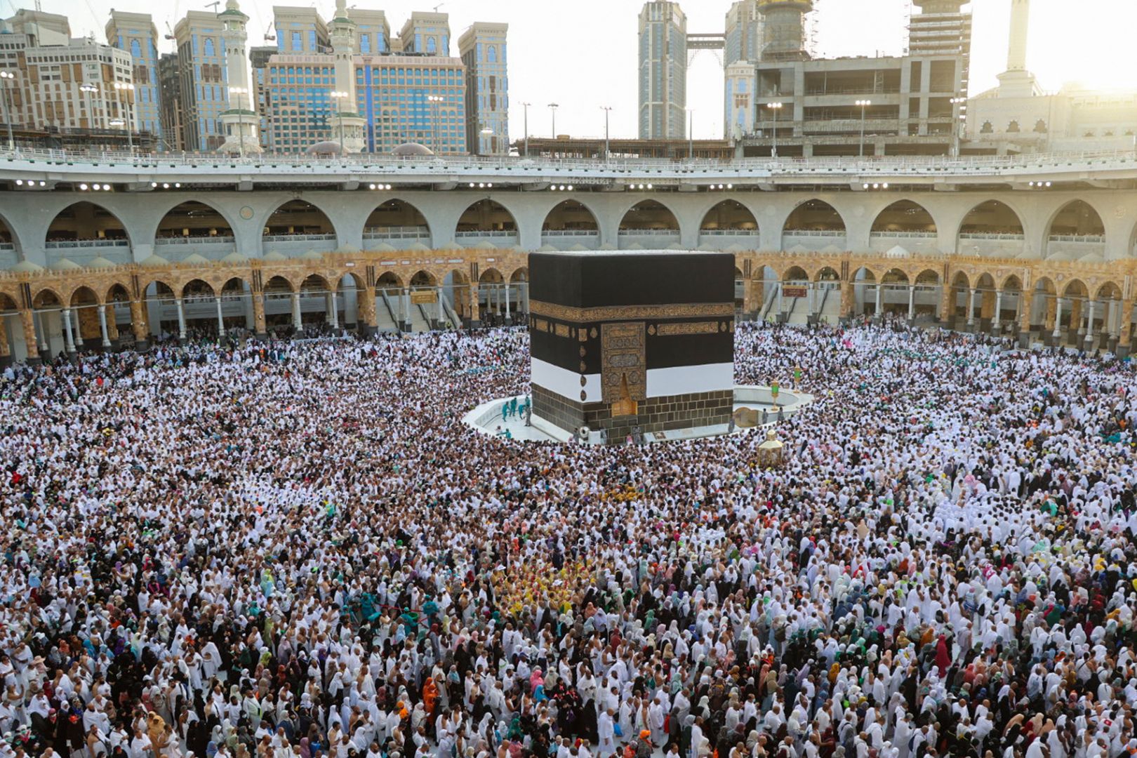 Umat Muslim berkumpul di sekitar Kabah, Masjidil Haram, Arab Saudi.