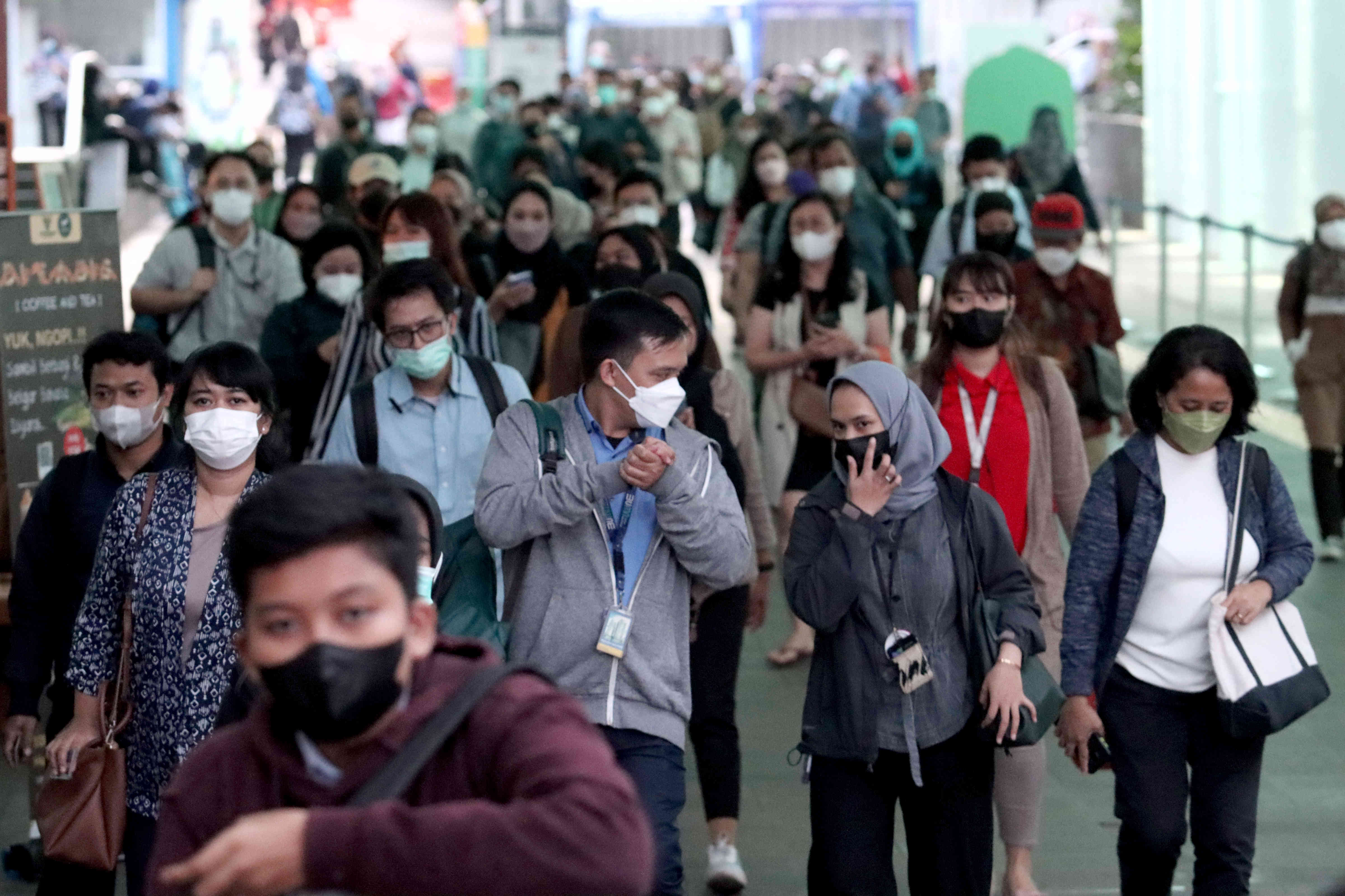 Aktivitas warga usai jam kerja, Jakarta.