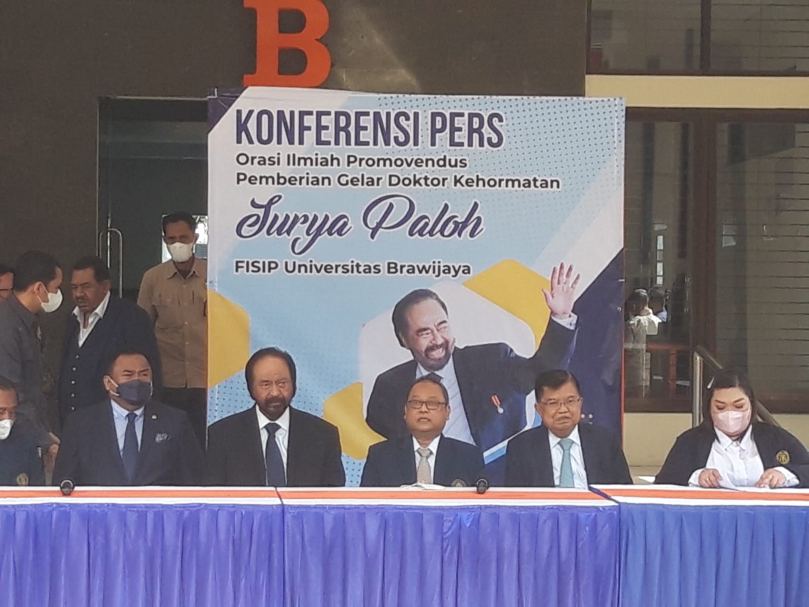 Ketua Umum Partai NasDem Surya Paloh (dua dari kiri) menerima gelar Doktor HC dari FISIP Universitas Brawijaya Malang, Senin (25/7/2022).