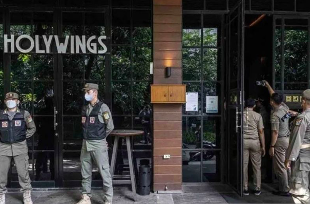 Ilustrasi - karyawan Holywings ikut latihan kerja.