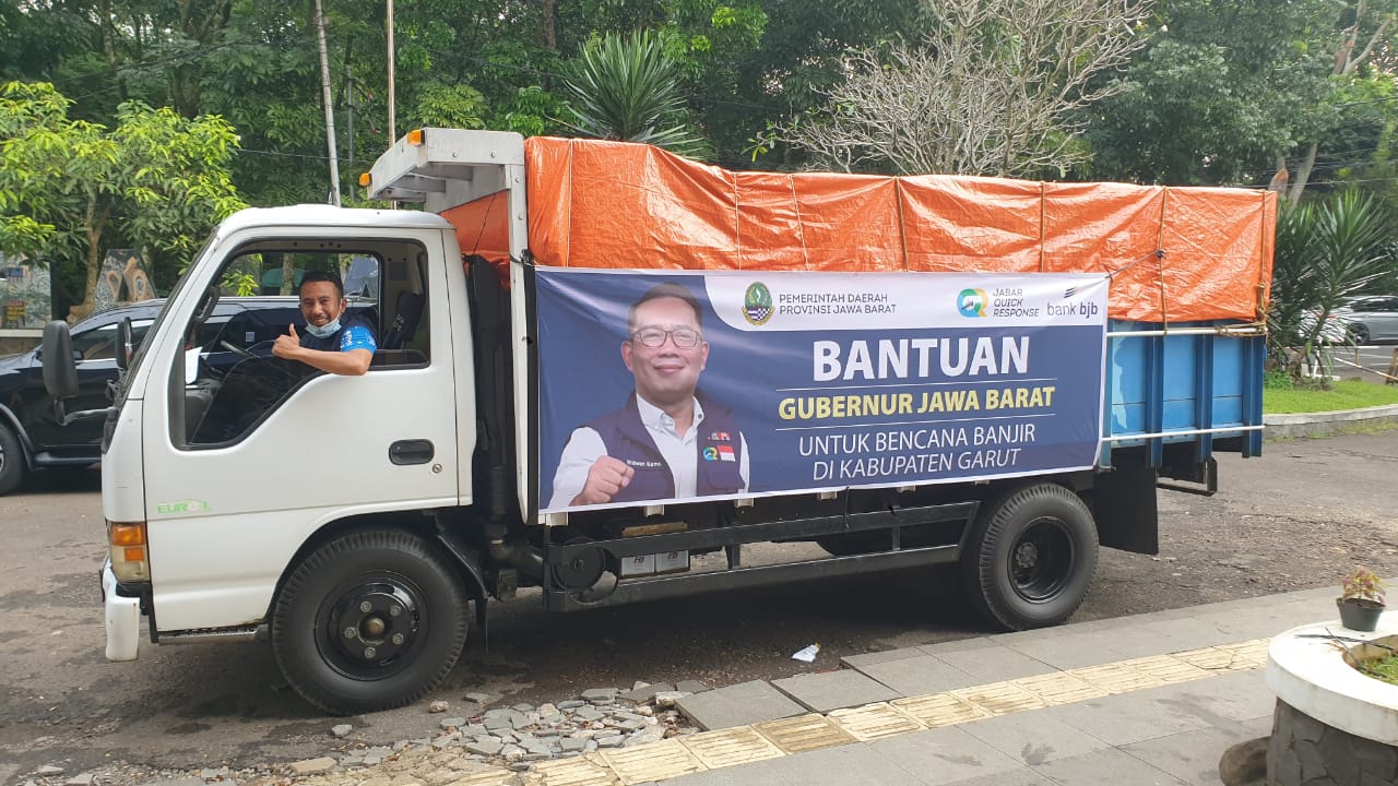 Jabar Quick Respon memberangkatkan truk yang membawa bantuan untuk korban banjir di Garut