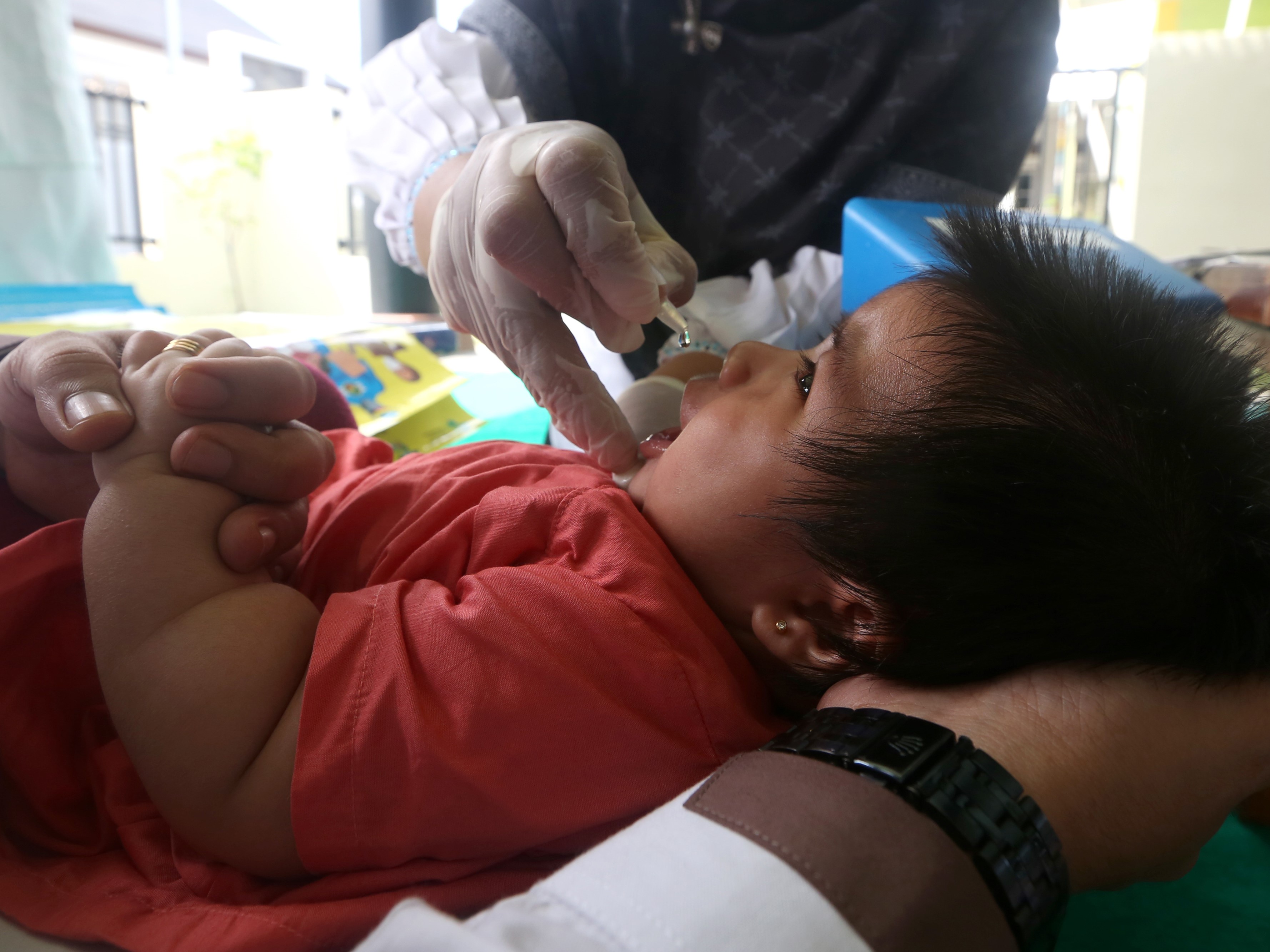 Balita mendapat vaksin imunisasi polio pada realisasi program Bulan Imunisasi Anak Nasional (BIAN) di posyandu Gampong Lambhuk, Banda Aceh.