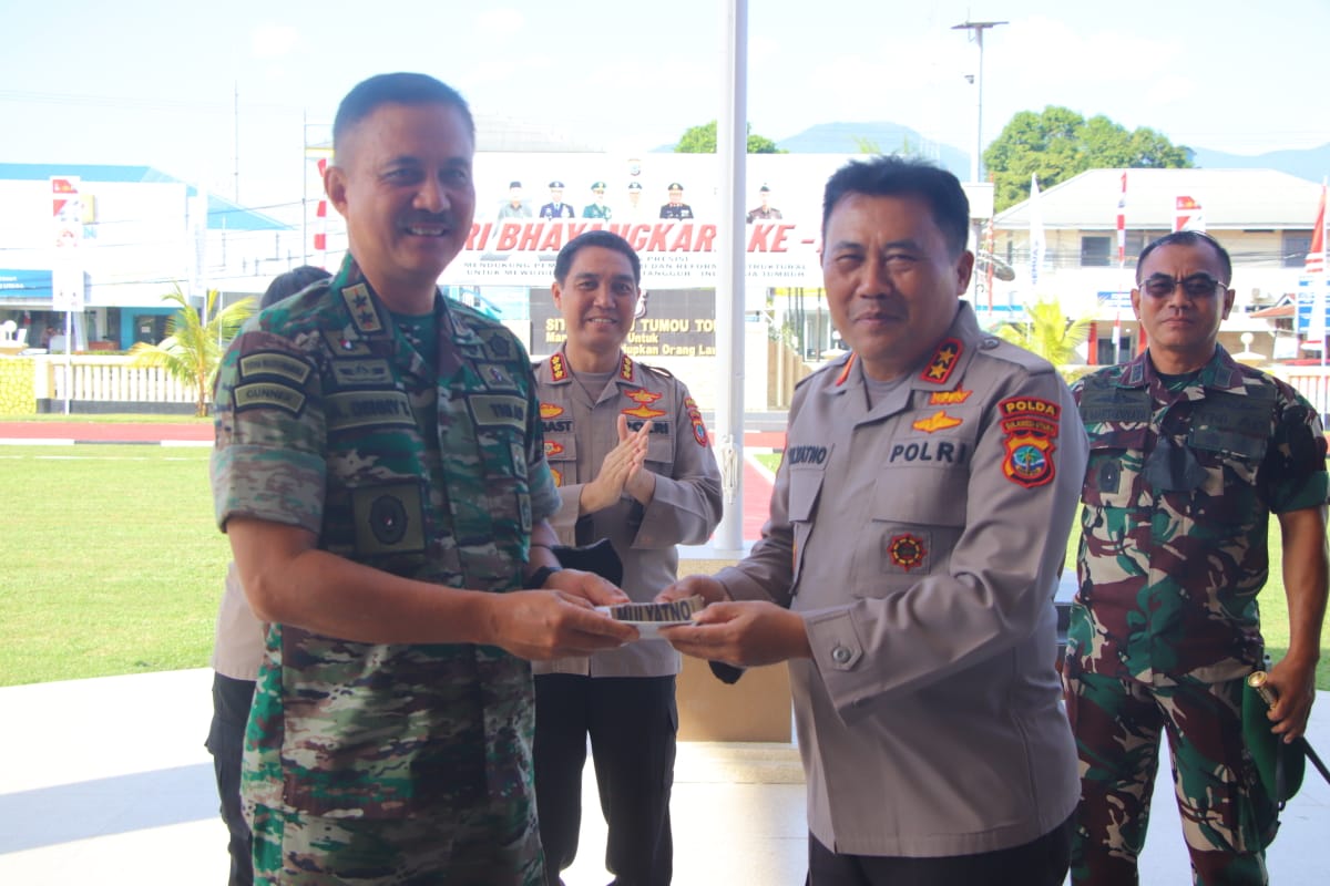 Pangdam  XIII/Merdeka Mayjen TNI Alfred Denny Tuejeh menyerahkan kue kepada Kapolda Irjen Mulyatno