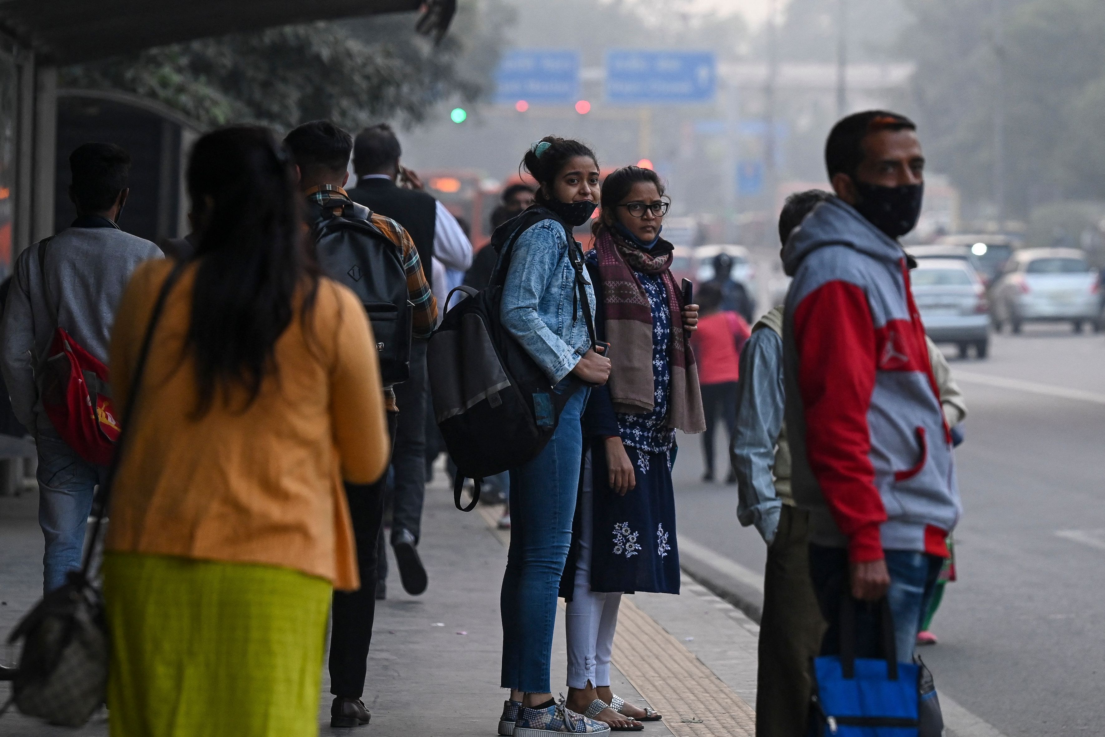 Warga lokal sedang menunggu bus di halte New Delhi, India, 25/11/2021. Jumlah penduduk perempuan di India lebih banyak daripada laki-laki.