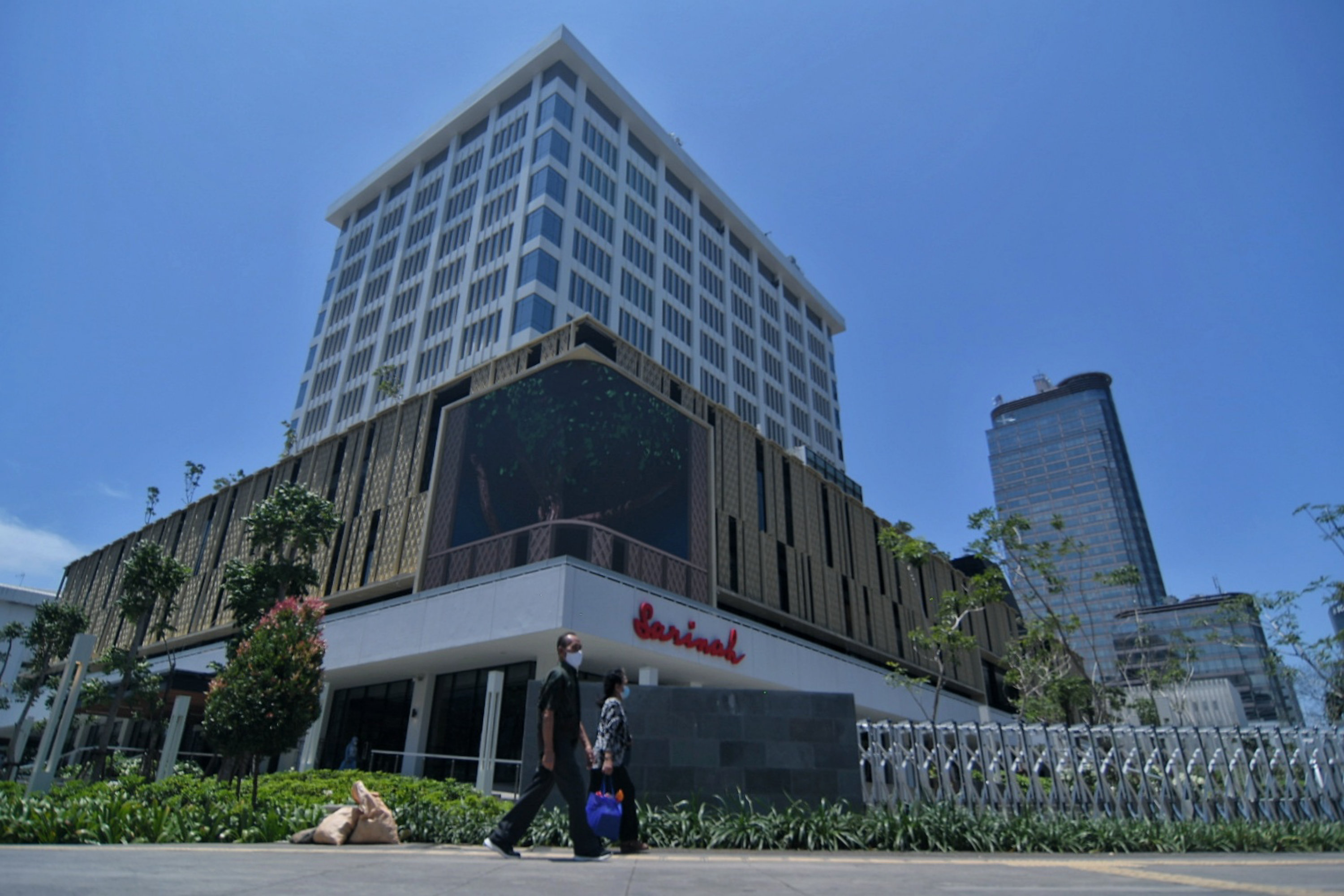Warga melintas di depan gedung baru pusat UMKM lokal Sarinah di Jakarta Pusat.