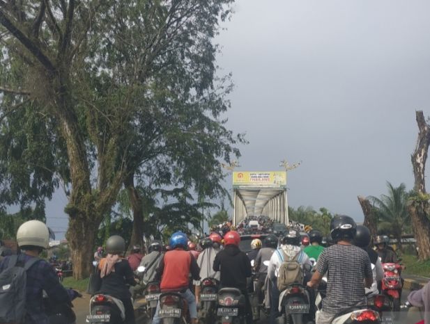 Kemacetan yang terjadi di jalur Jembatan Kapuas I Kota Pontianak. 