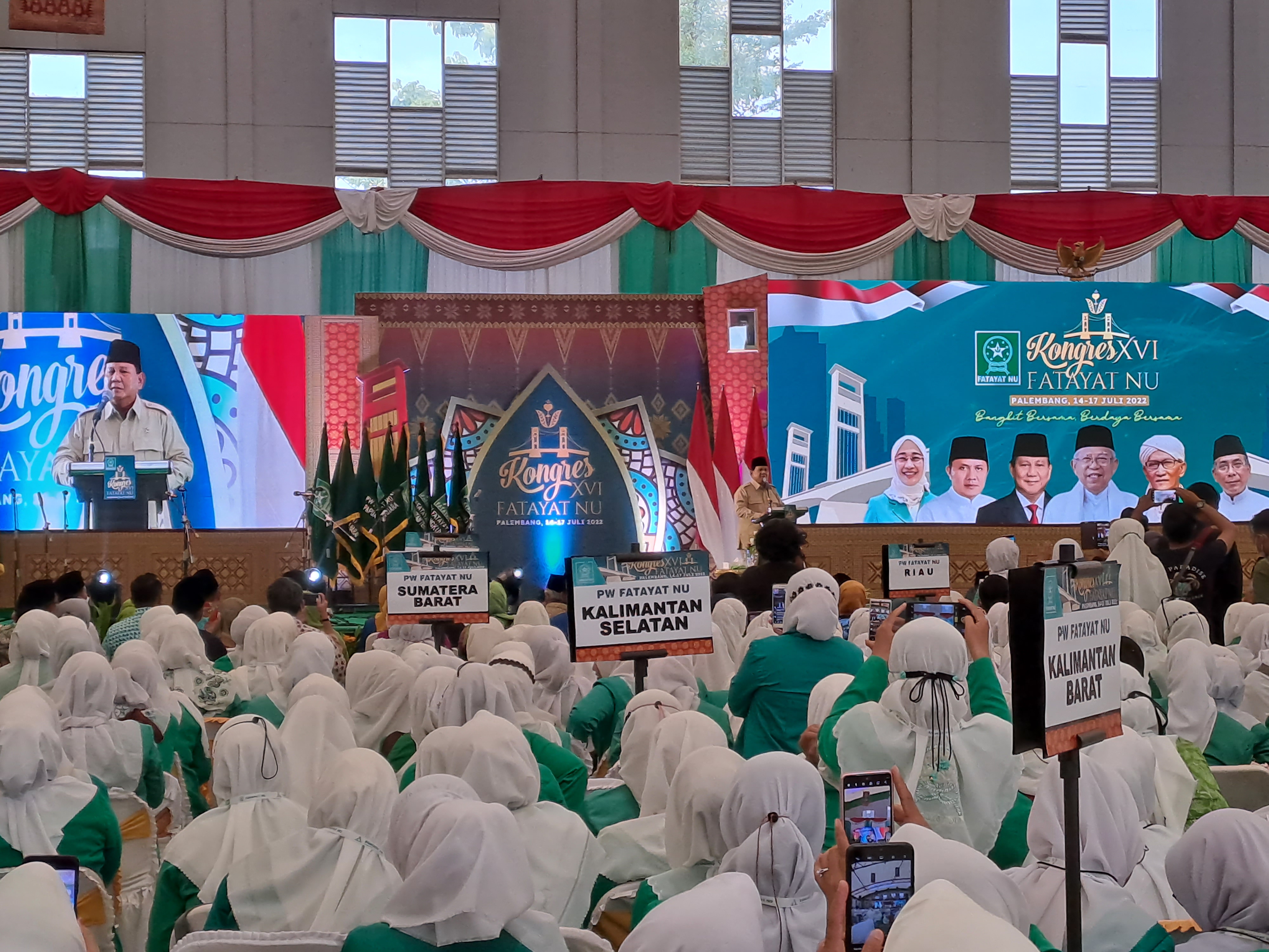 Ribuan anggota Fatayat NU dari berbagai provinsi di Indonesia menghadiri Kongres XVI Fatayat NU di Jakabaring, Palembang, Jumat (15/7/2022)