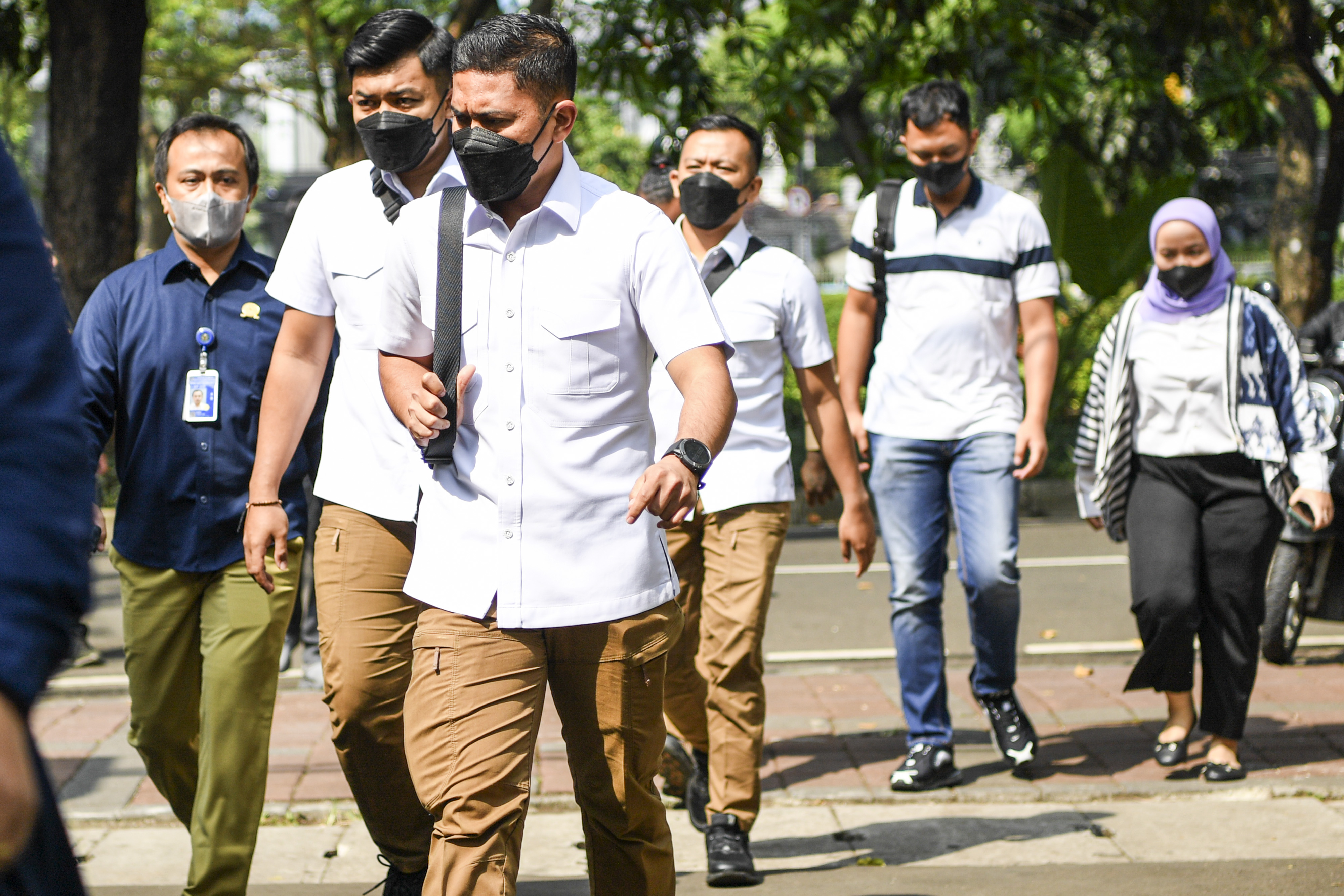 ejumlah aide-de-camp (ADC) atau ajudan dari Irjen Pol. Ferdy Sambo berjalan memasuki kantor Komnas HAM.