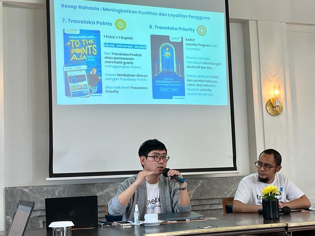 VP of Platform Marketing, Traveloka, Terry Santoso (kiri), dalam konferensi pers di Jakarta, Rabu (27/6).