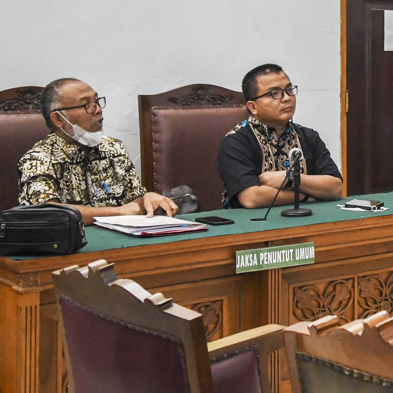 Kuasa hukum Mardani H Maming, Bambang Widjojanto (kiri) dan Denny Indrayana (kedua kiri) di Pengadilan Negeri Jakarta Selatan