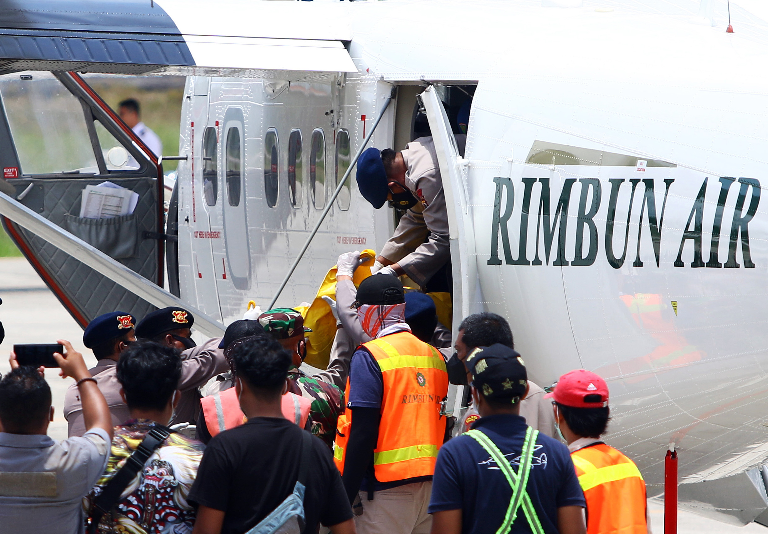 Pesawat milik Rimbun Air tengah mengevakuasi jenazah korban penembakan oleh KKB di Papua.