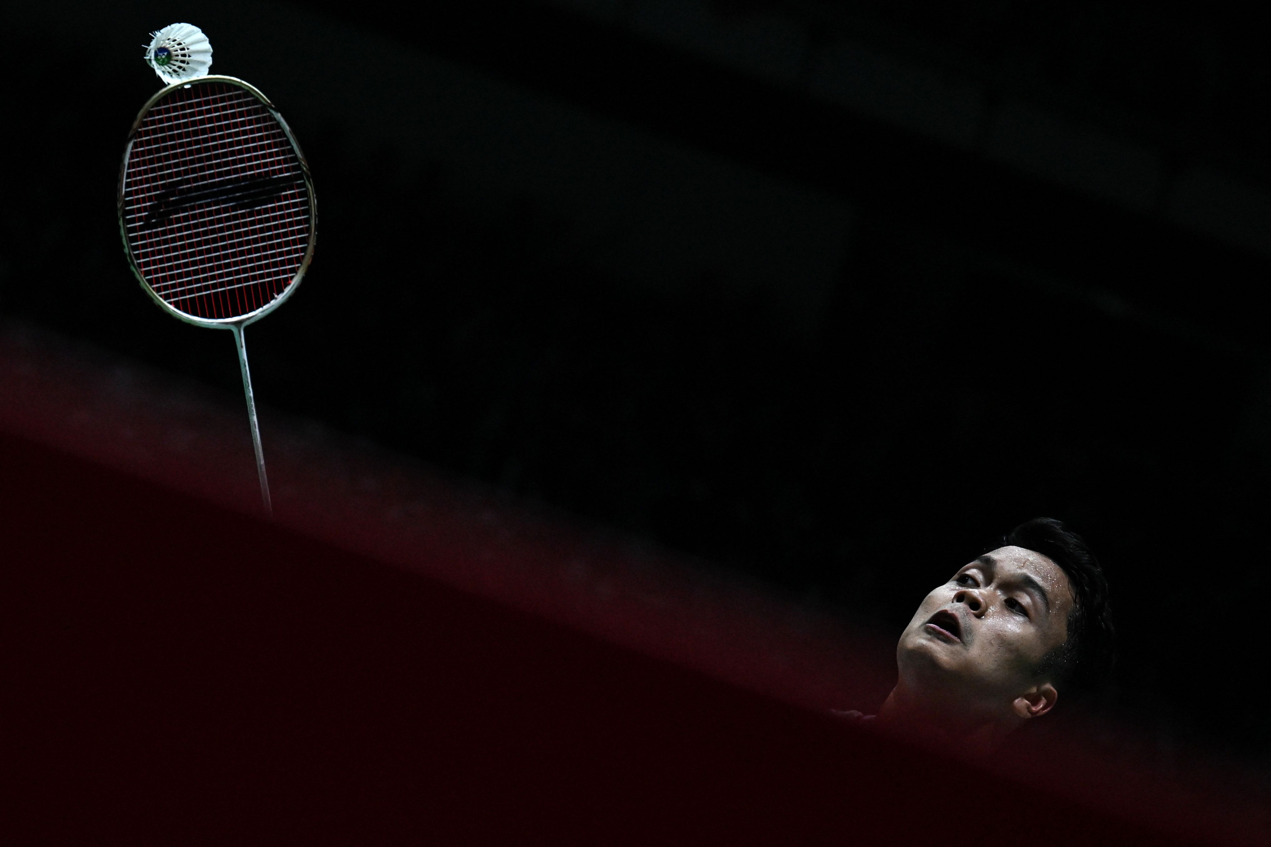 Pebulu tangkis Indonesia Anthony Ginting saat mengembalikan kok ke arah lawan.