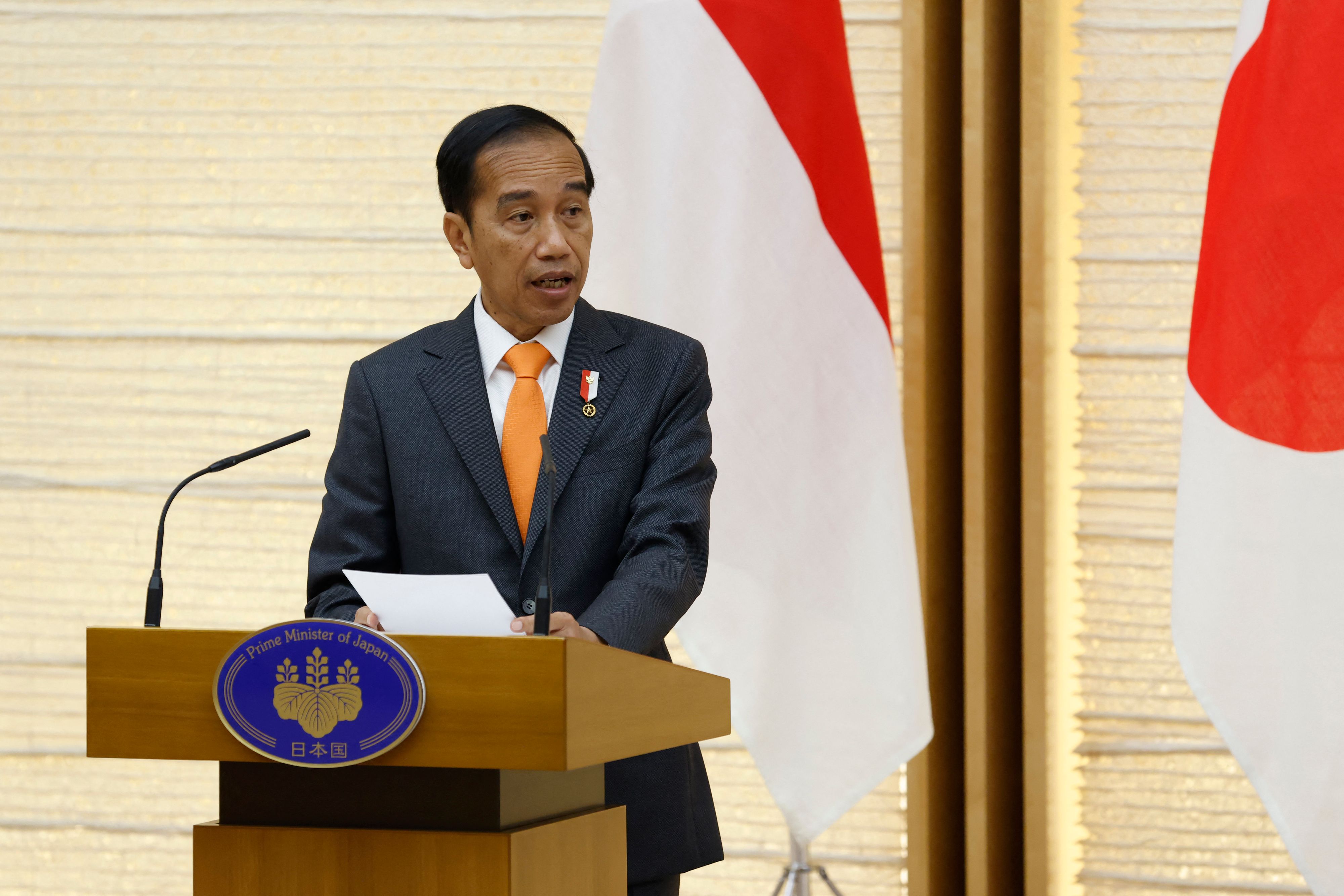 Presiden Joko Widodo memberi pernyataan usai bertemu PM Jepang Fumio Kishida di Tokyo.