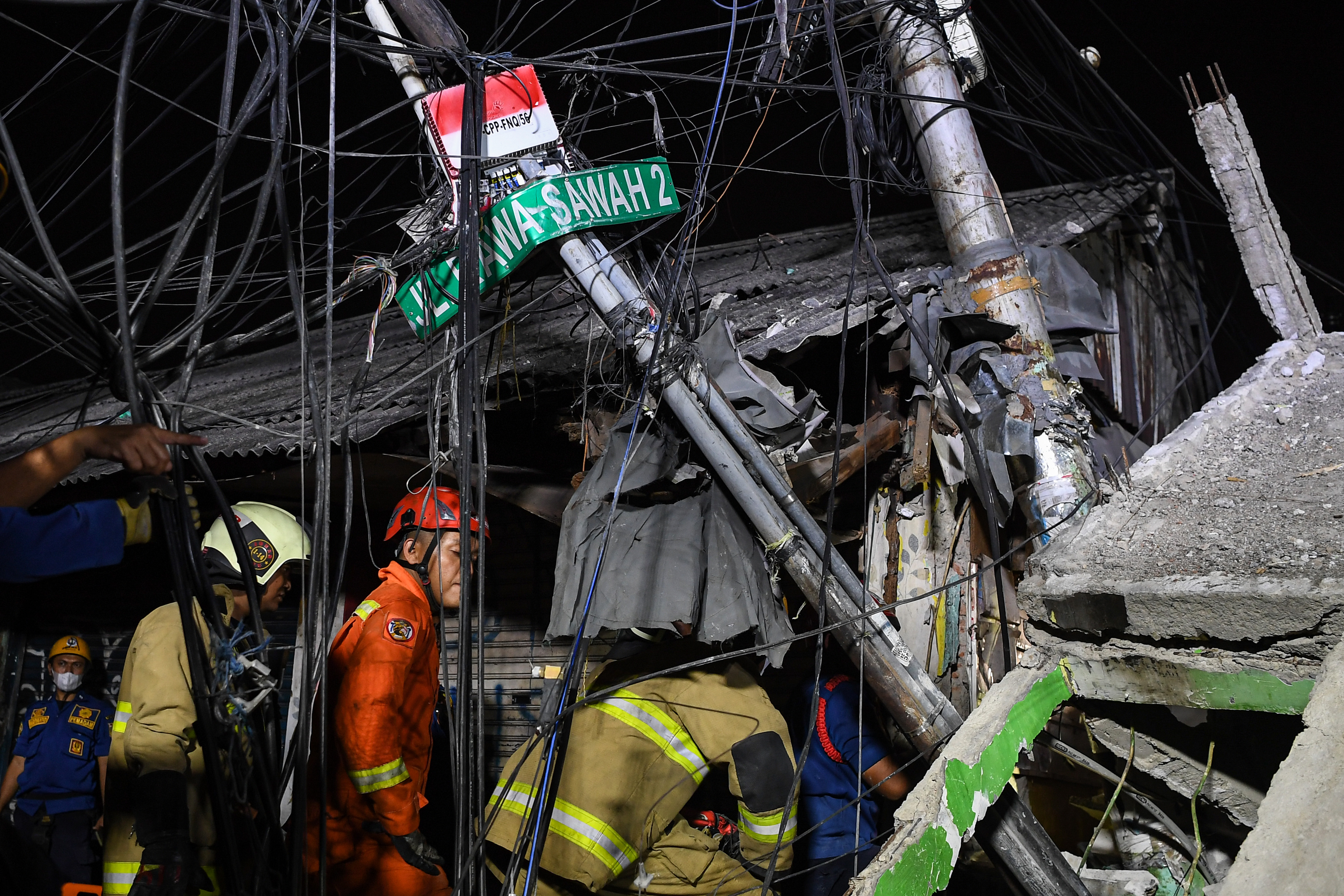  Tim SAR gabungan sedang membongkar puing-puing bangunan yang roboh di Johar Baru, Jakarta Pusat, Kamis (28/7) malam.