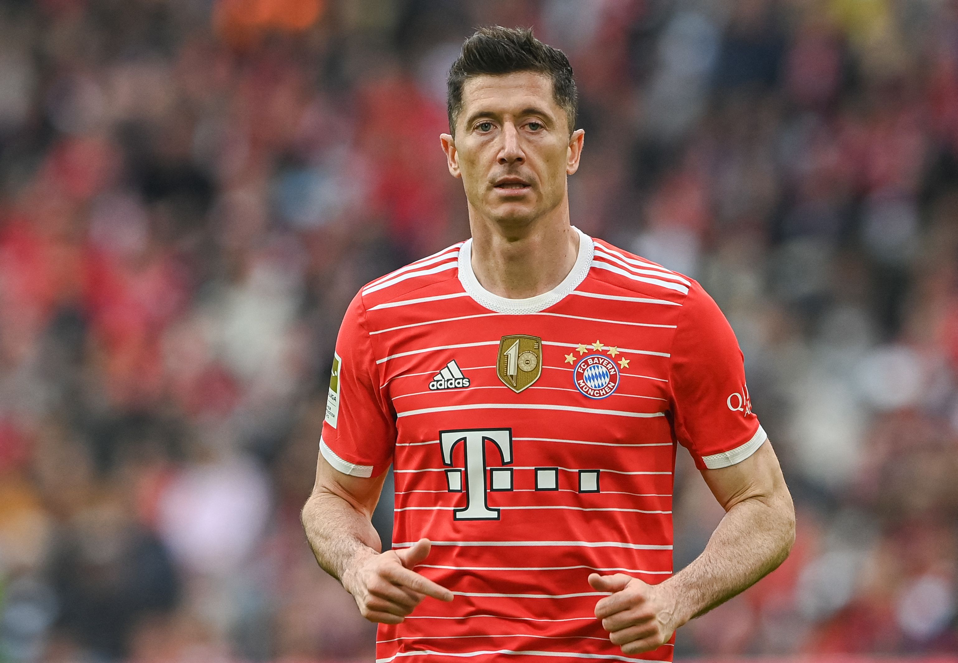 Klub Barcelona akhirnya berhasil menggaet striker Bayern Muenchen, Robert Lewandowski.