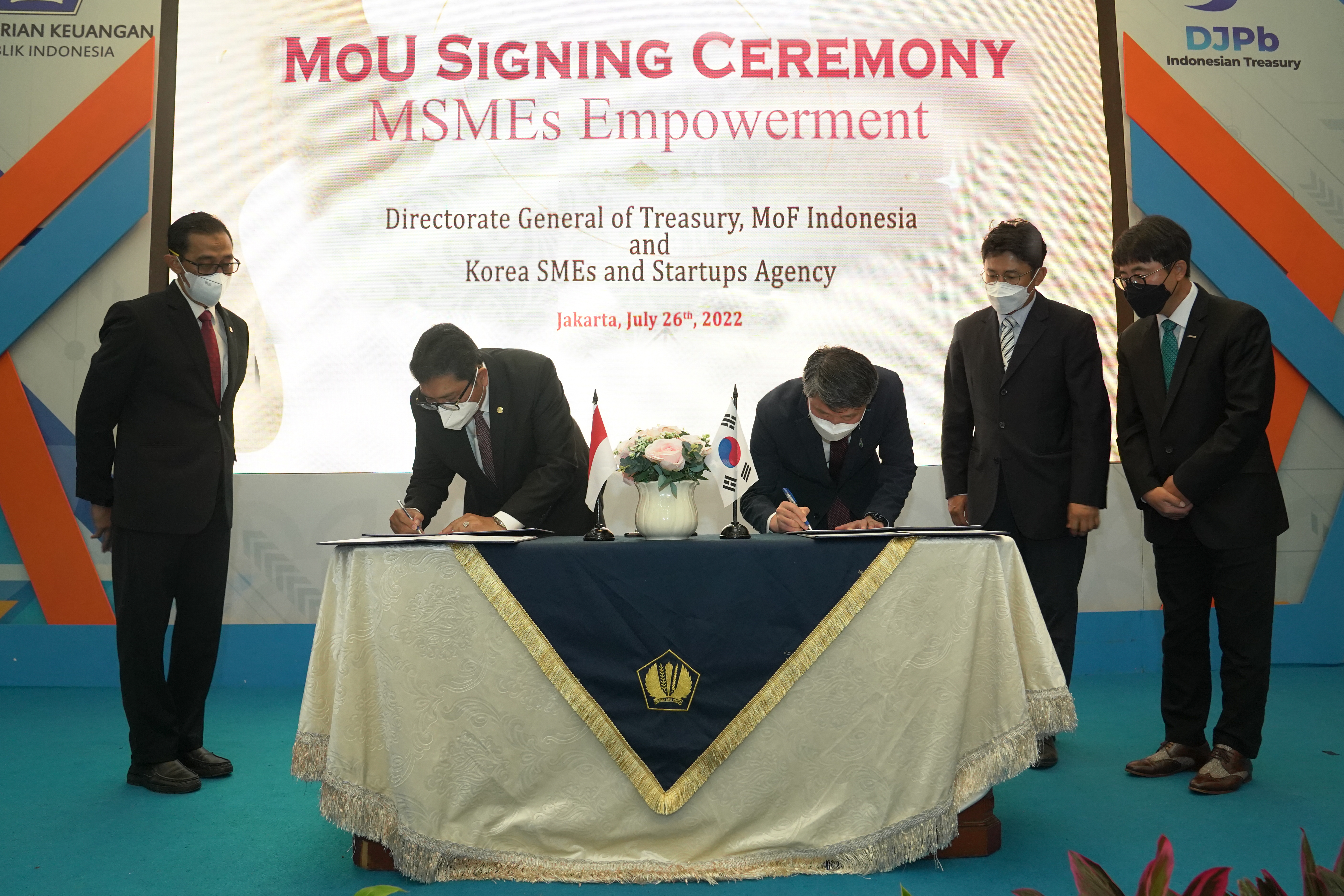 Dirjen Perbendaharaan Kemenkeu RI, Hadiyanto, dan President of Korea SMEs and Startups Agency (KOSME), Kim Hakdo, menandatangani MoU.