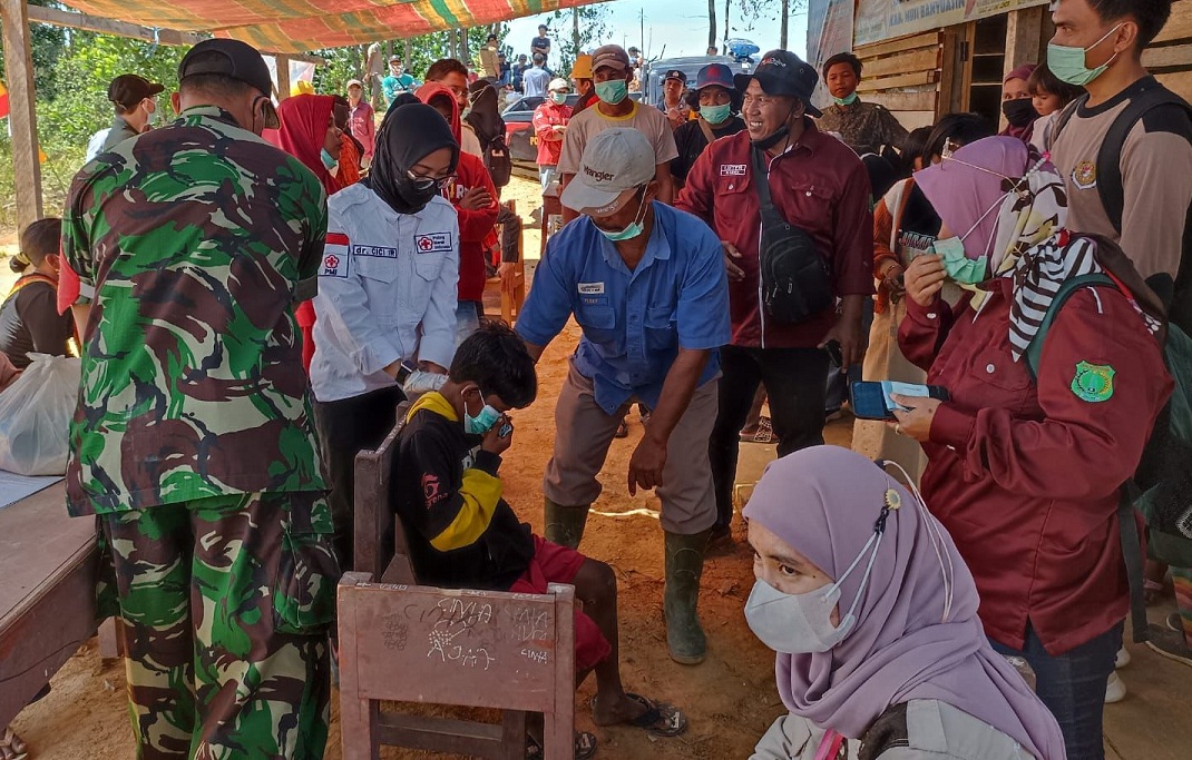 Vaksinasi Covid-19 kepada masyarakat SAD di Rompok Sungai Badak Desa Pagar Desa, Bayung Lencir, Musi Banyuasin, Sumsel.
