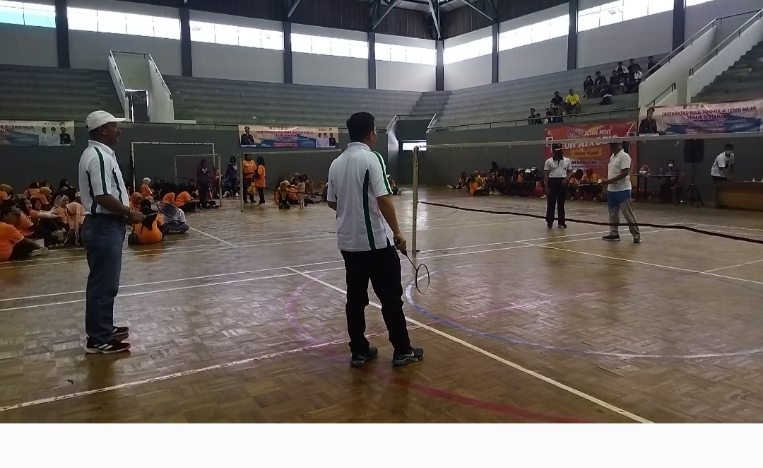 Almarhum Sekda Tegal Johardi (bertopi) bermain badminton bersama Kapolres Tegal Kota, AKBP Rahmad Hidayat. 