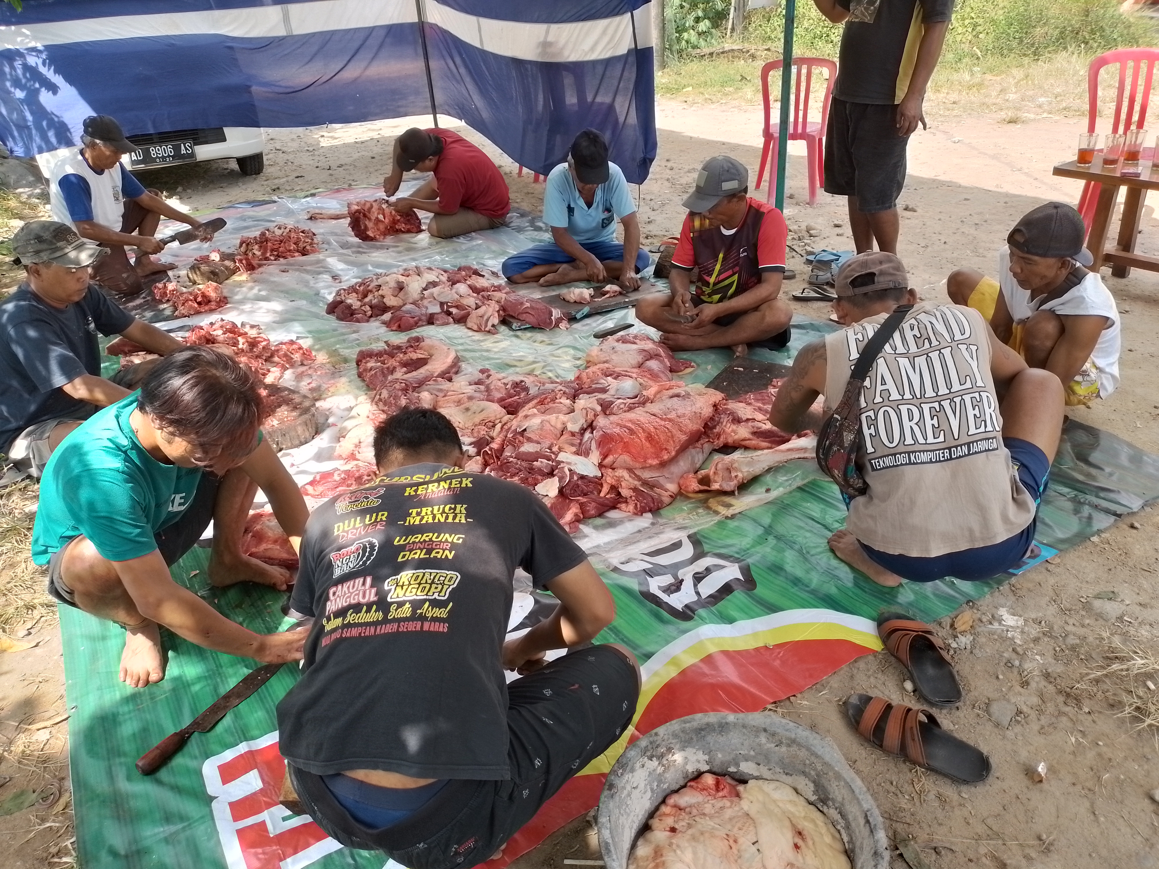 Sejumlah warga  Desa Semangkak, Klaten, tengah mengatur pembagian daging kurban dari Kombes Aries Andhi