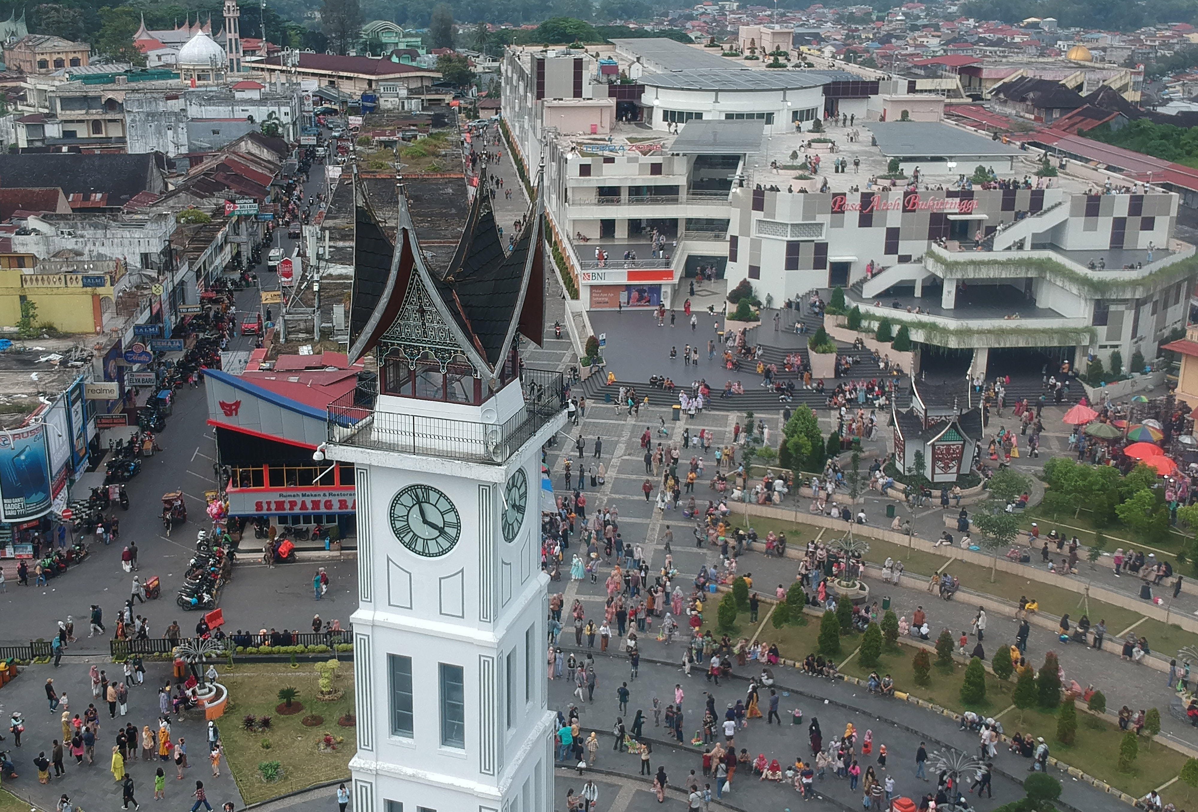  Foto udara kawasan Jam Gadang yang ramai pengunjung di Bukittinggi, Sumatra Barat, Minggu (26/12/2021).