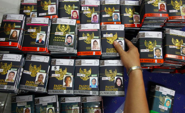 Dokumen paspor dan visa jemaah calon haji (JCH).