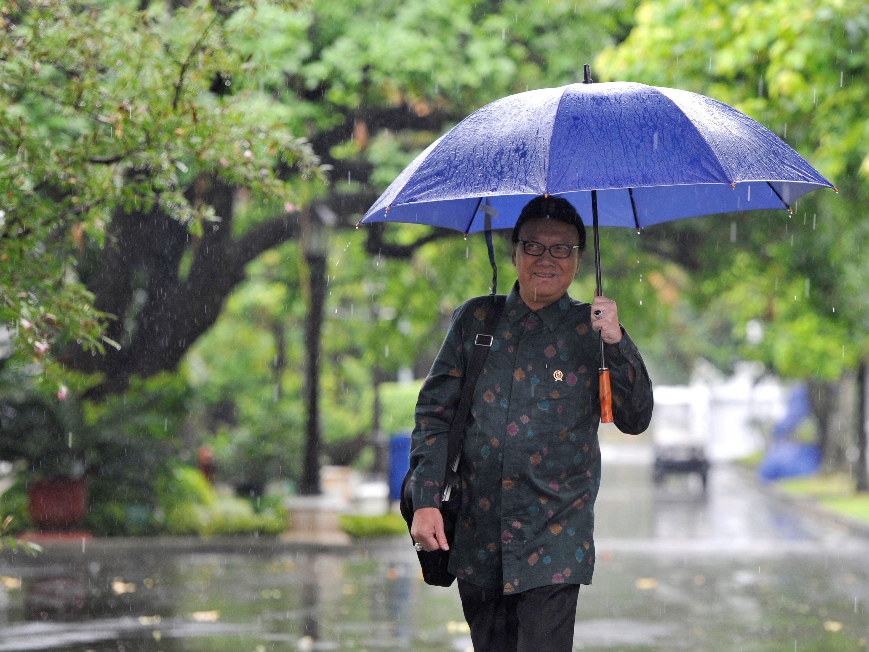 Tjahjo Kumolo berjalan seusai mengikuti ratas kabinet, beberapa waktu lalu.