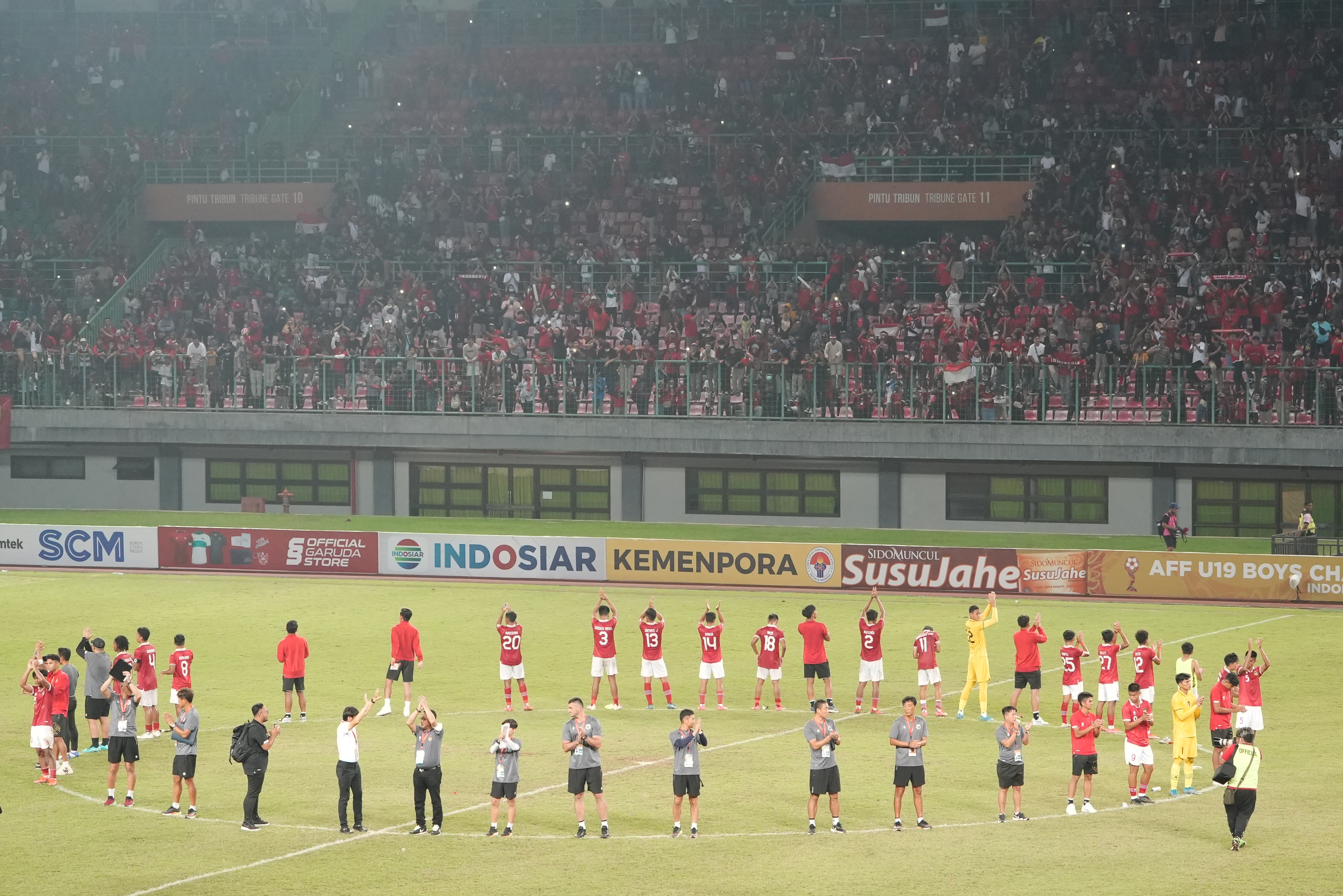 Pemain, pelatih, dan staf Timnas U-19 Indonesia menyapa pendukung Indonesia usai laga Piala AFF  di Stadion Patriot Candrabhaga, Bekasi.