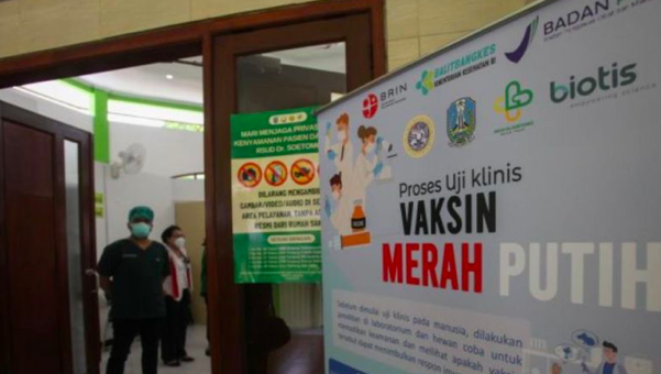 Arsip Foto - Petugas kesehatan bersiap di ruang vaksinasi pada awal Uji Klinis Vaksin Merah Putih di RSUD Dr Soetomo, Surabaya, Jawa Timur, 