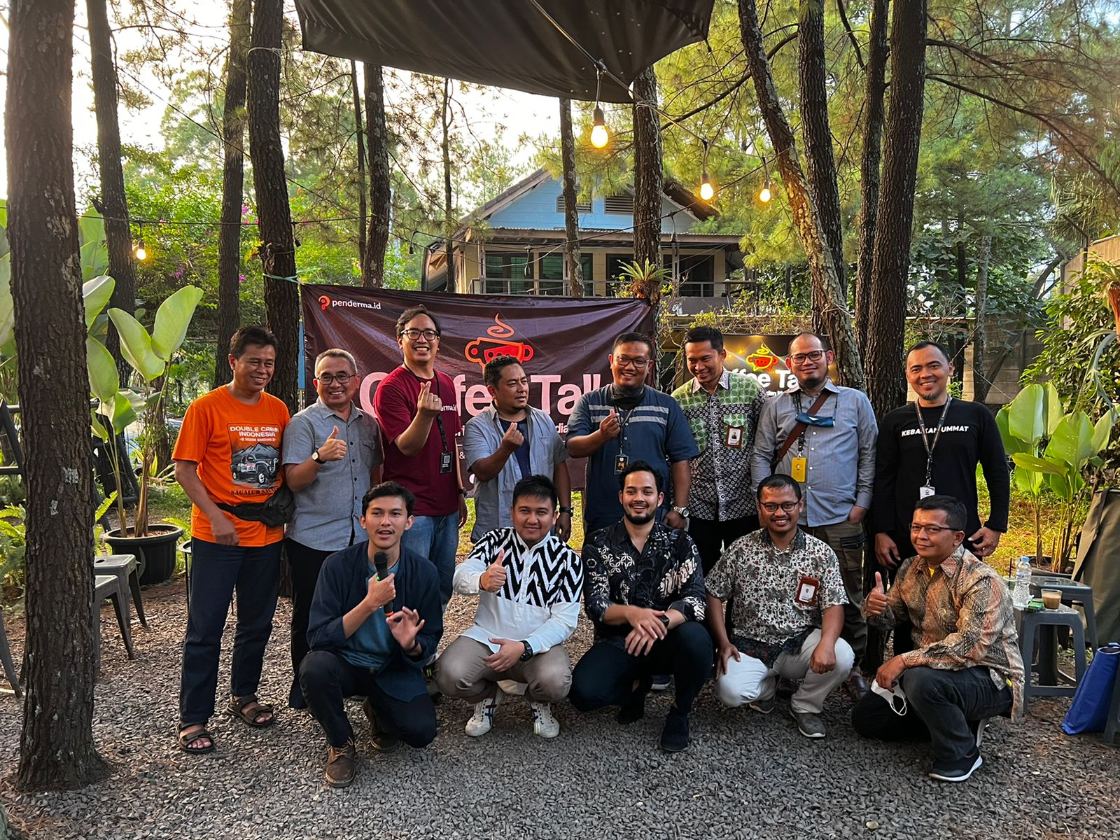 Sejumlah pengurus Penderma.id bersama Ujang Koswara, inovator Listrik Mandiri Rakyat.