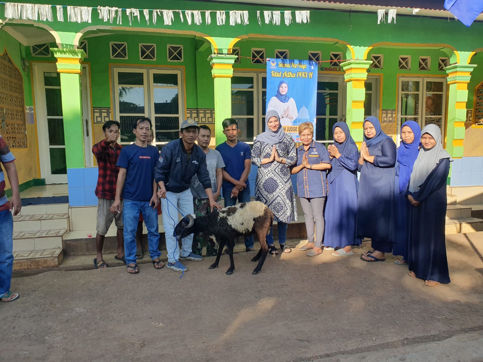  Bacaleg DPR RI dari Partai NasDem, Jora Nilam Judge, menyerahkan hewan kurban untuk warga