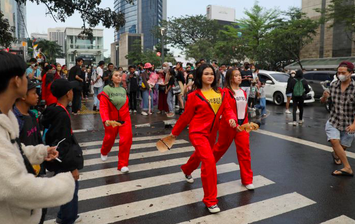 Peragaan busana jalanan di lokasi yang kini sering disebut Citayam Fashion Week kawasan Dukuh Atas, Jakarta, Sabtu (23/7). 