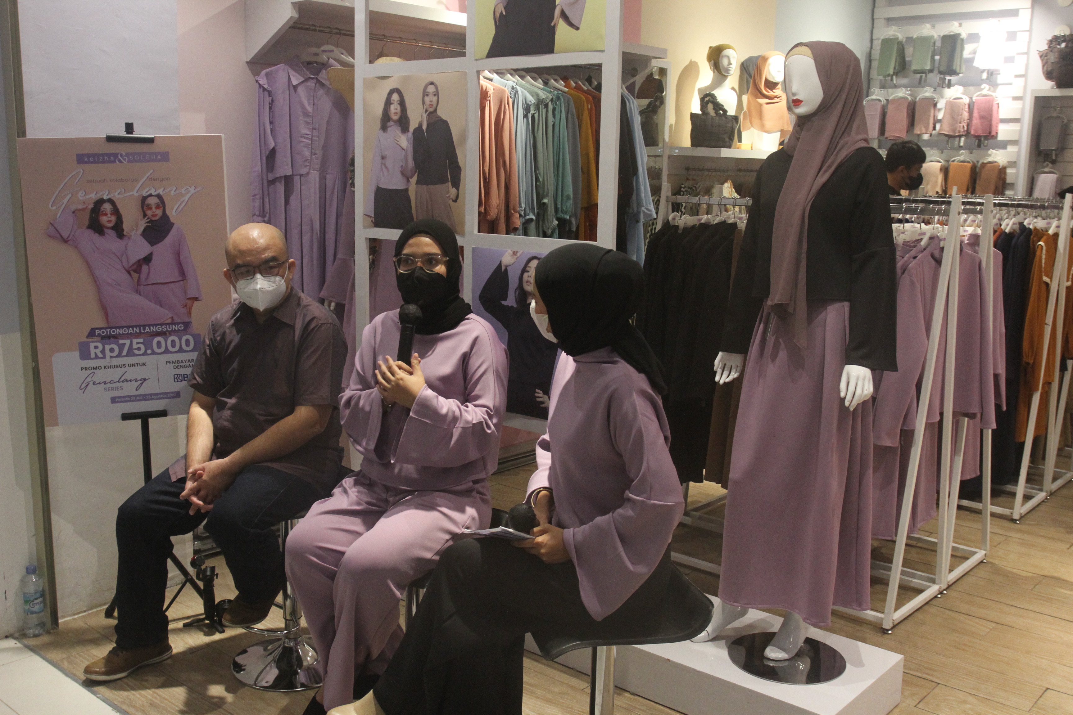 Acara peluncuran produk busana Genclang Series di salah satu toko Keizha & Soleha  di Grand Galaxy Park, Bekasi, Jawa Barat.