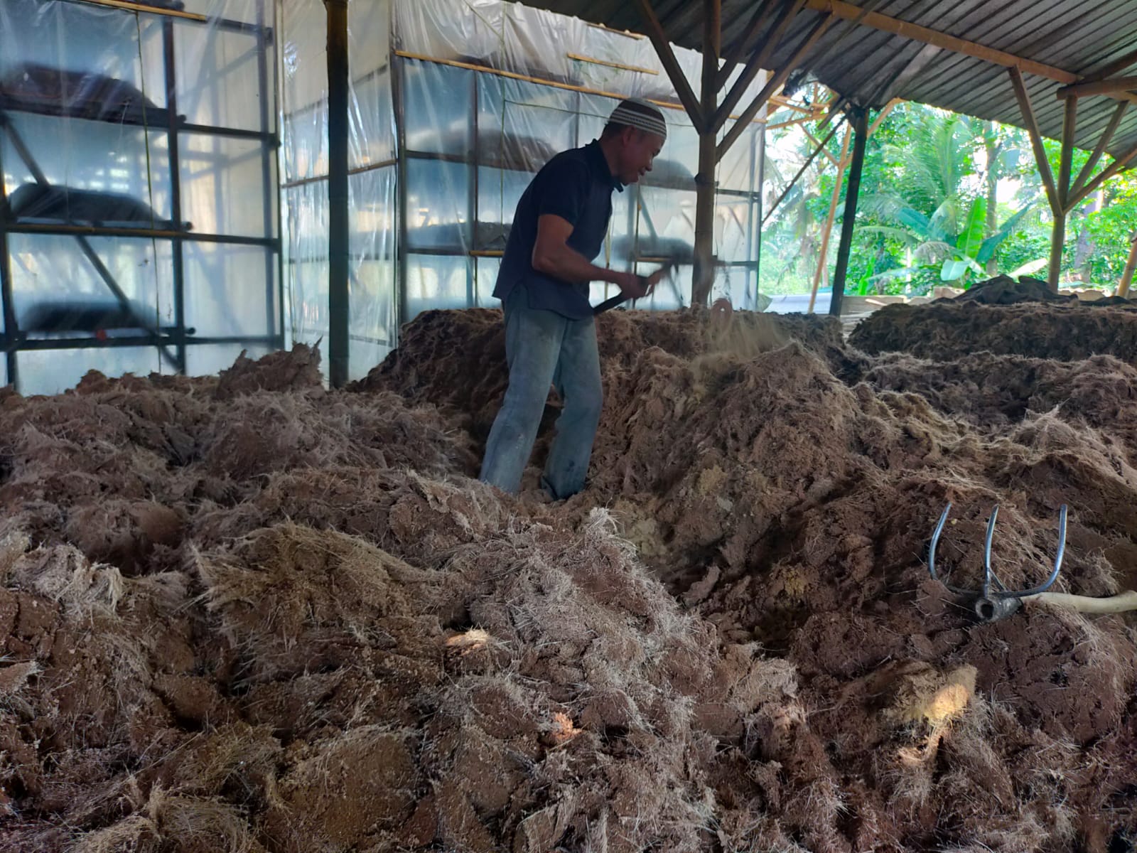 Ponpes Raudlatul Irfan di Dusun Sarayuda, Desa Kertaharja, Kecamatan Cijengjeung, Kabupaten Ciamis, Jawa Barat, memanfaatkan pengolahan limb
