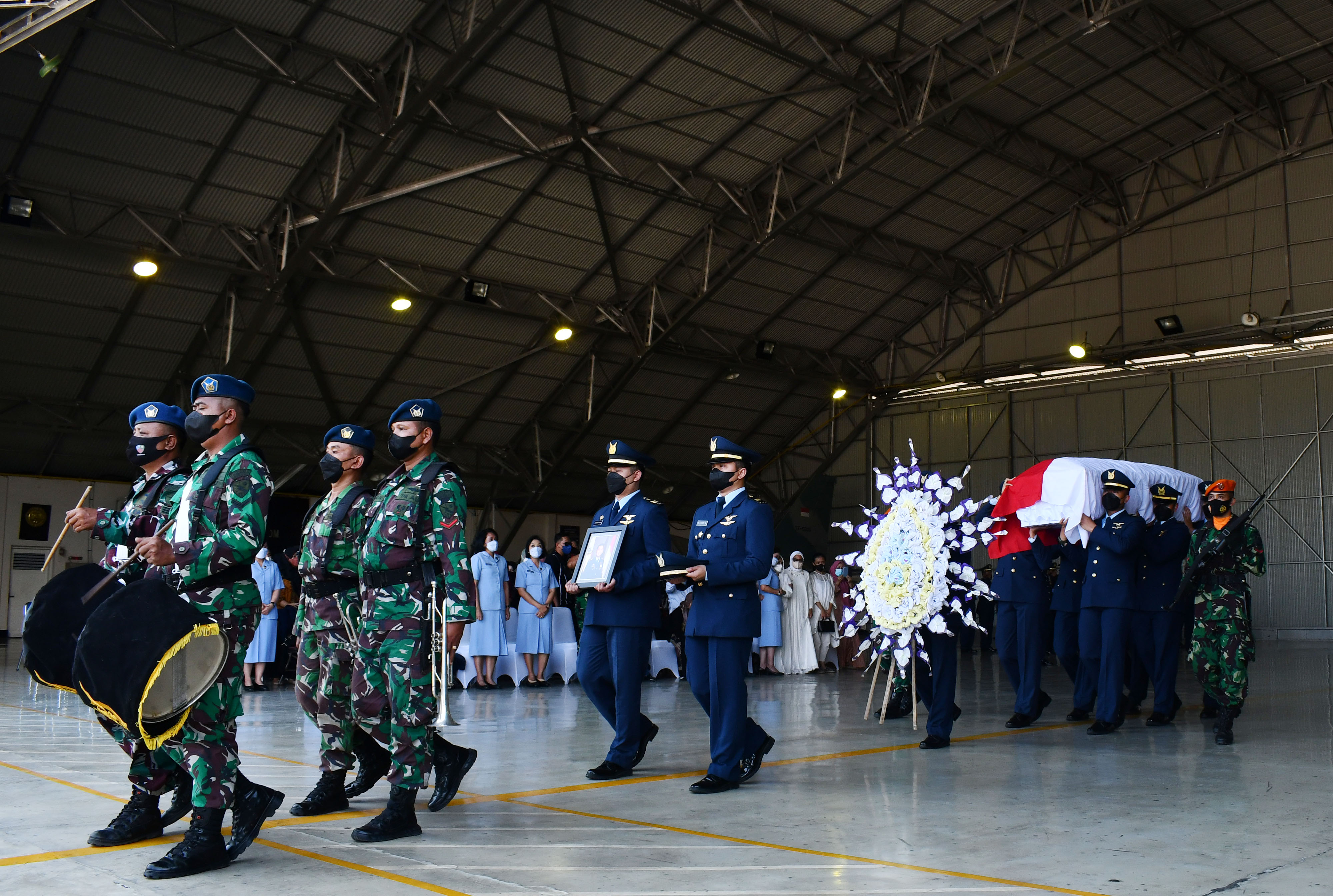 Para prajurit TNI AU mengusung peti jenazah pilot pesawat T-50i Golden Eagle TT-5009 Lettu Pnb Allan Safitra Indra Wahyudi, Selasa (19/7).