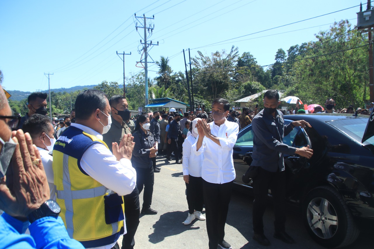 Presiden Joko Widodo meresmikan sistem penyediaan air minum (SPAM) Wae Mese IIl di Manggarai Barat, NTT yang dibangun BUMN Amarta Karya.