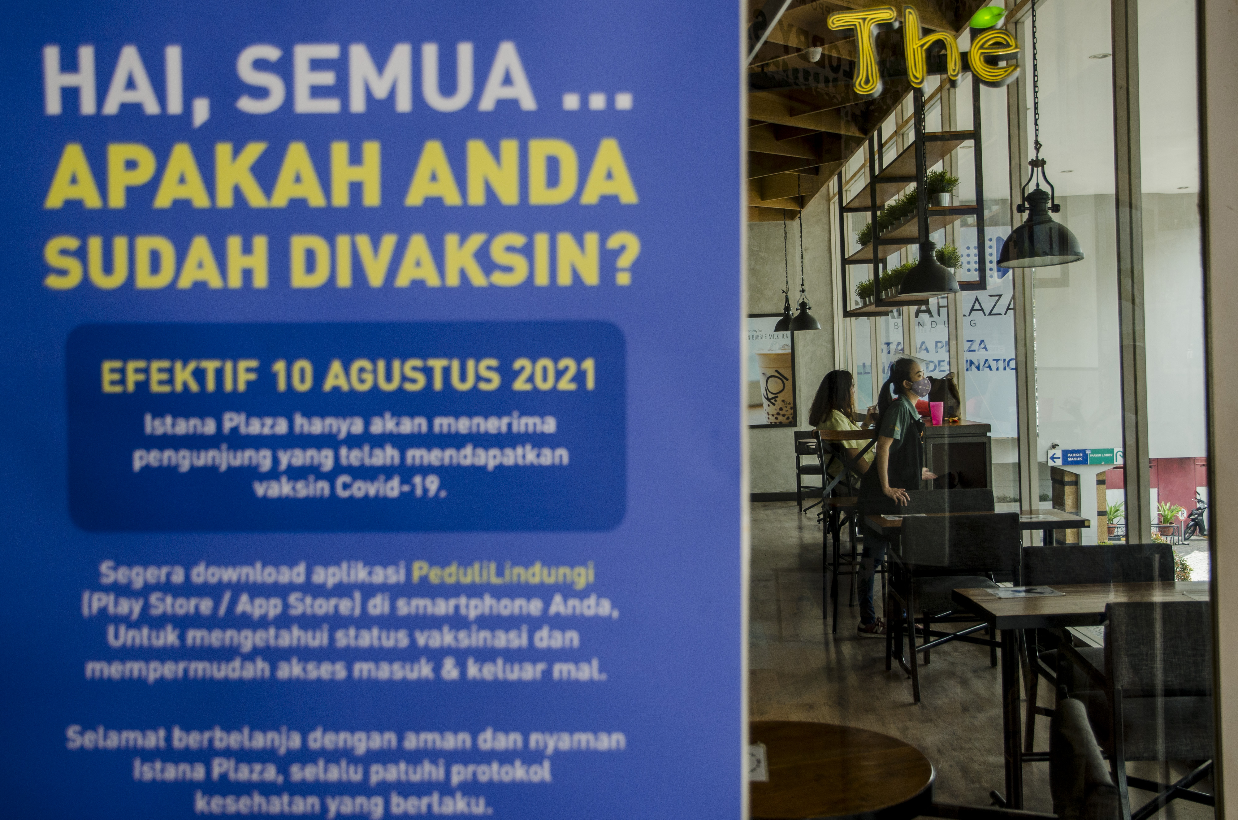 Pengunjung makan di salah satu kafe di dalam Pusat Perbelanjaan Istana Plaza Bandung, Bandung, Jawa Barat, Kamis (12/8/2021). 