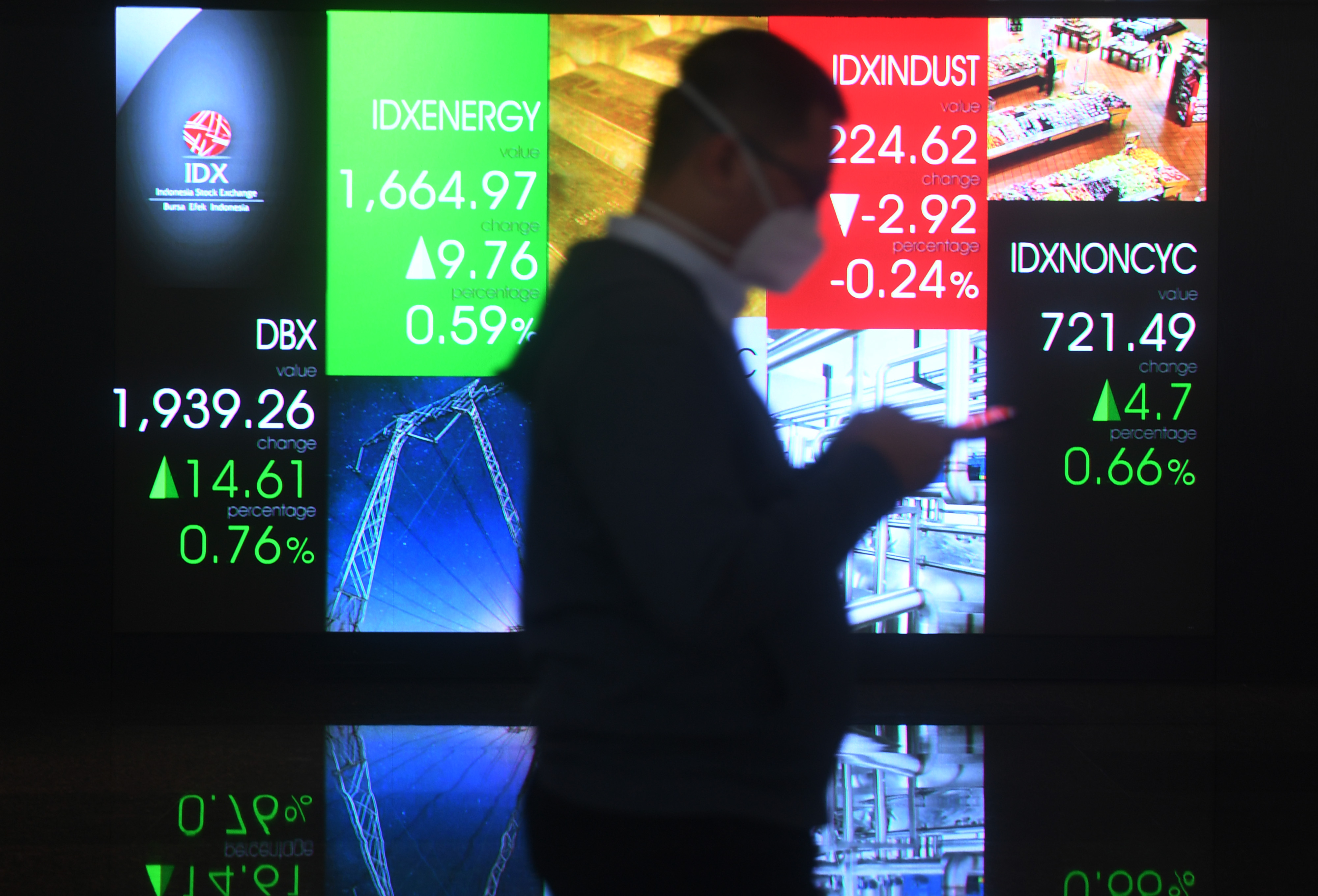 Investor memperhatikan nilai saham 