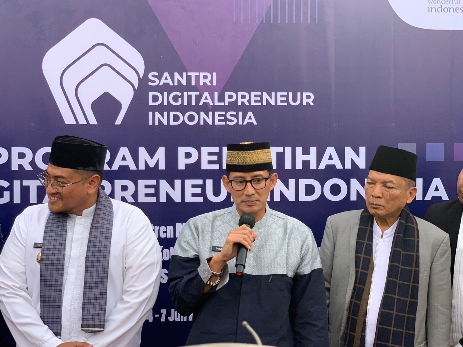 Menparekraf Sandiaga Salahuddin Uno melakukan kunjungan ke Pesantren Modern Nurul Ikhlas, Kabupaten Tanah Datar, Sumatera Barat.