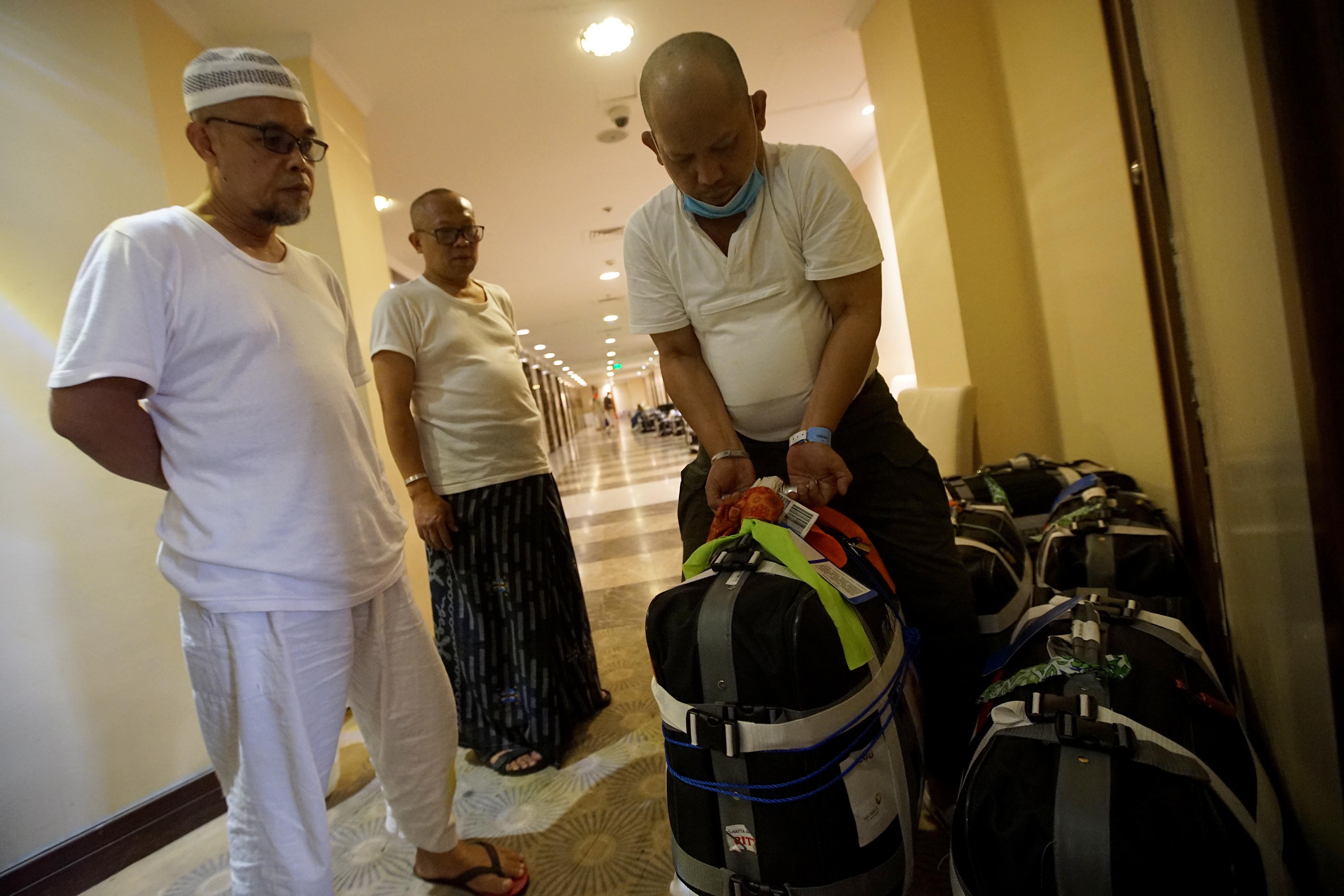 Jemaah haji Indonesia menimbang sendiri kopor-kopor mereka jelang kepulangan di Hotel Lulu'ah, Mekkah, Arab Saudi, Rabu (13/7).