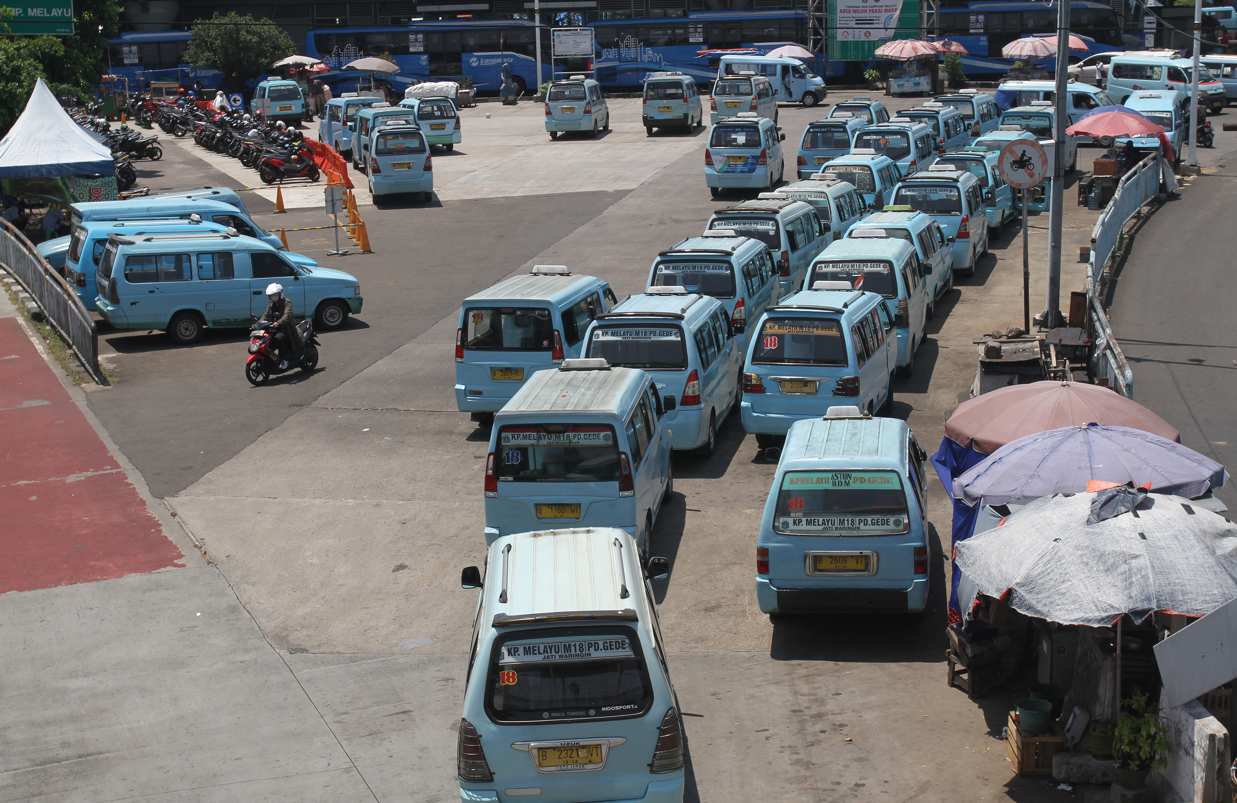 Sejumlah angkutan kota (angkot) antre menunggu penumpang di Terminal Kampung Melayu, Jakarta.
