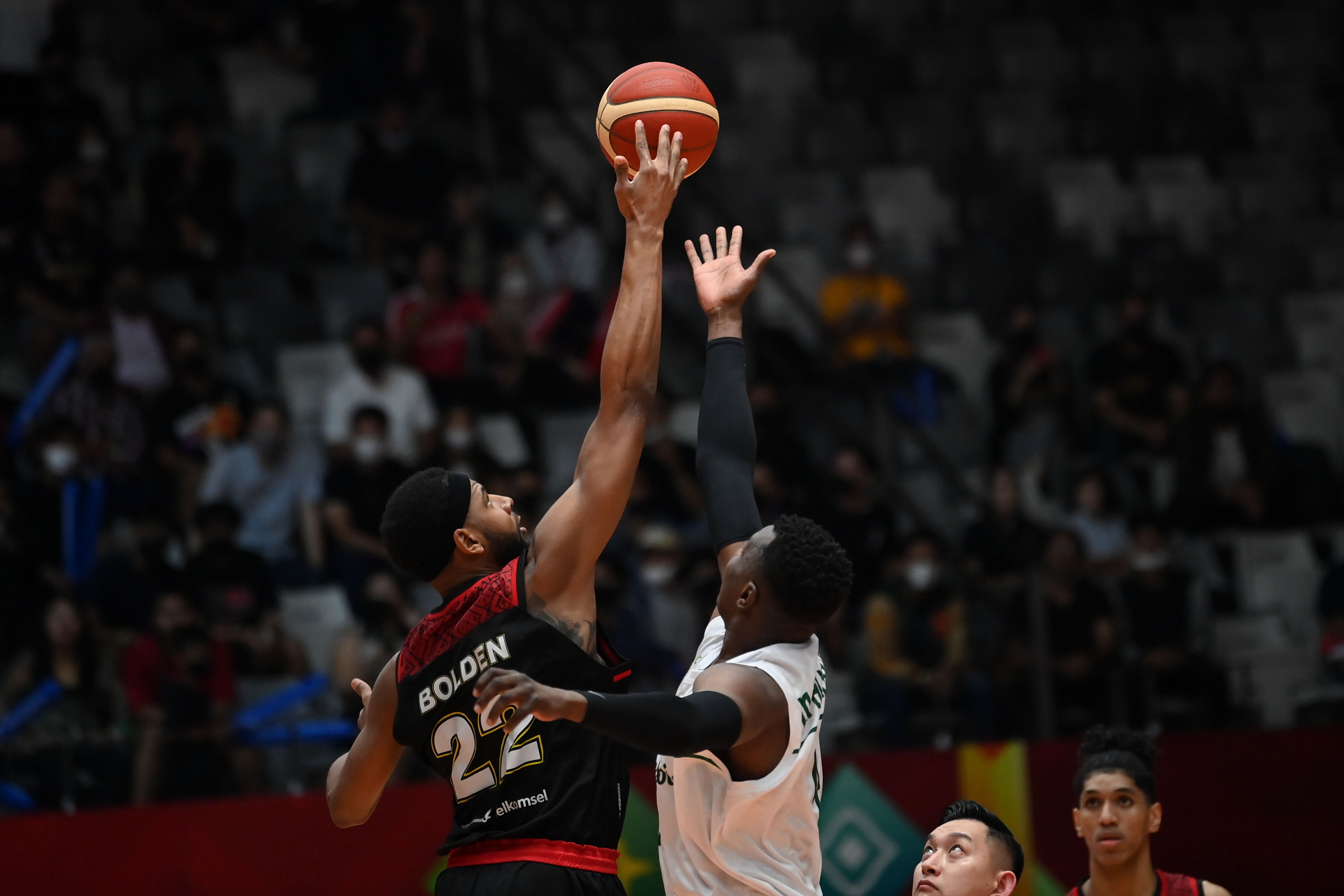 Pebasket Indonesia Marques Bolden saat merebut bola dari tim lawan.