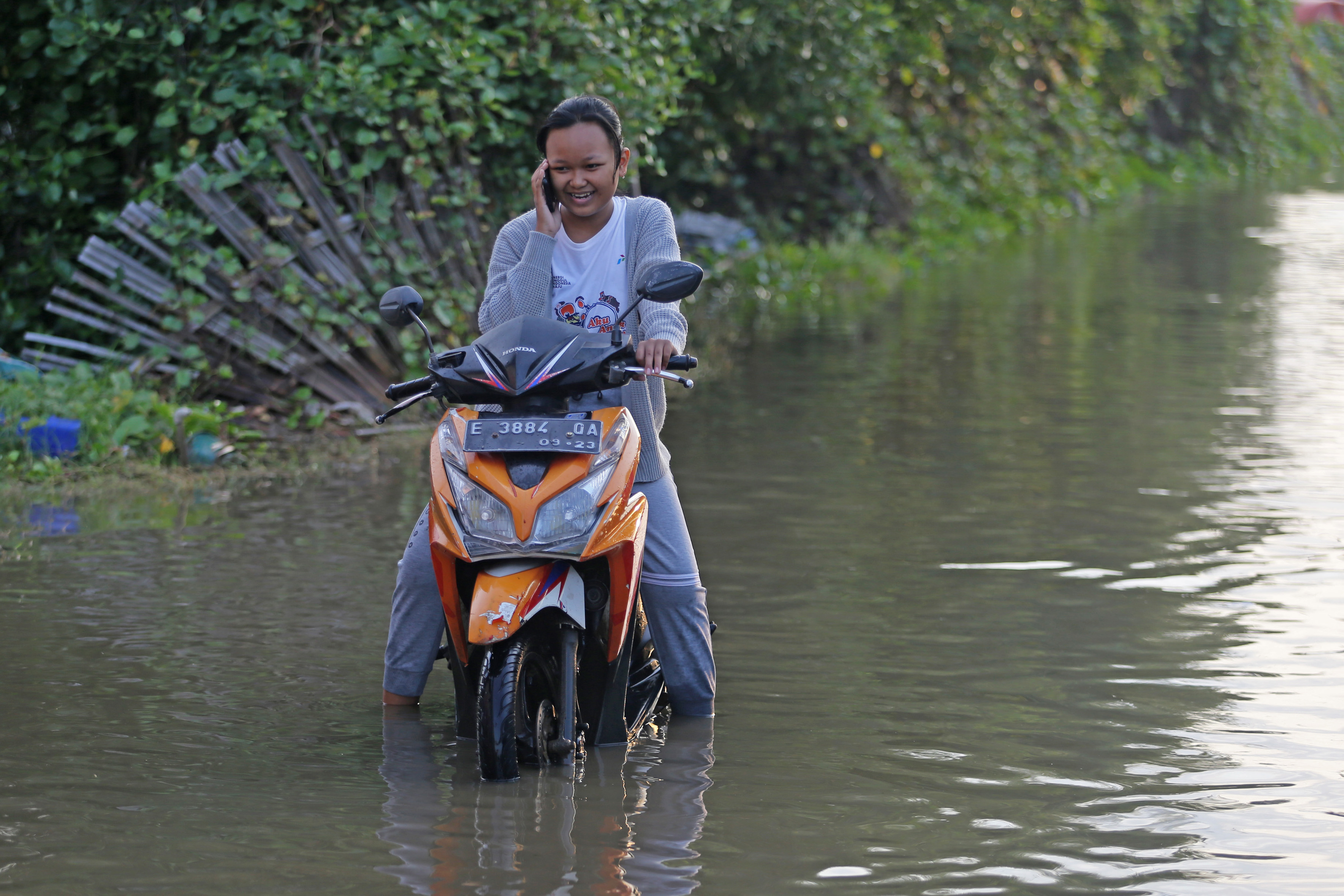 Banjir Rob Rendam Jalan dan Tambak di Paciran