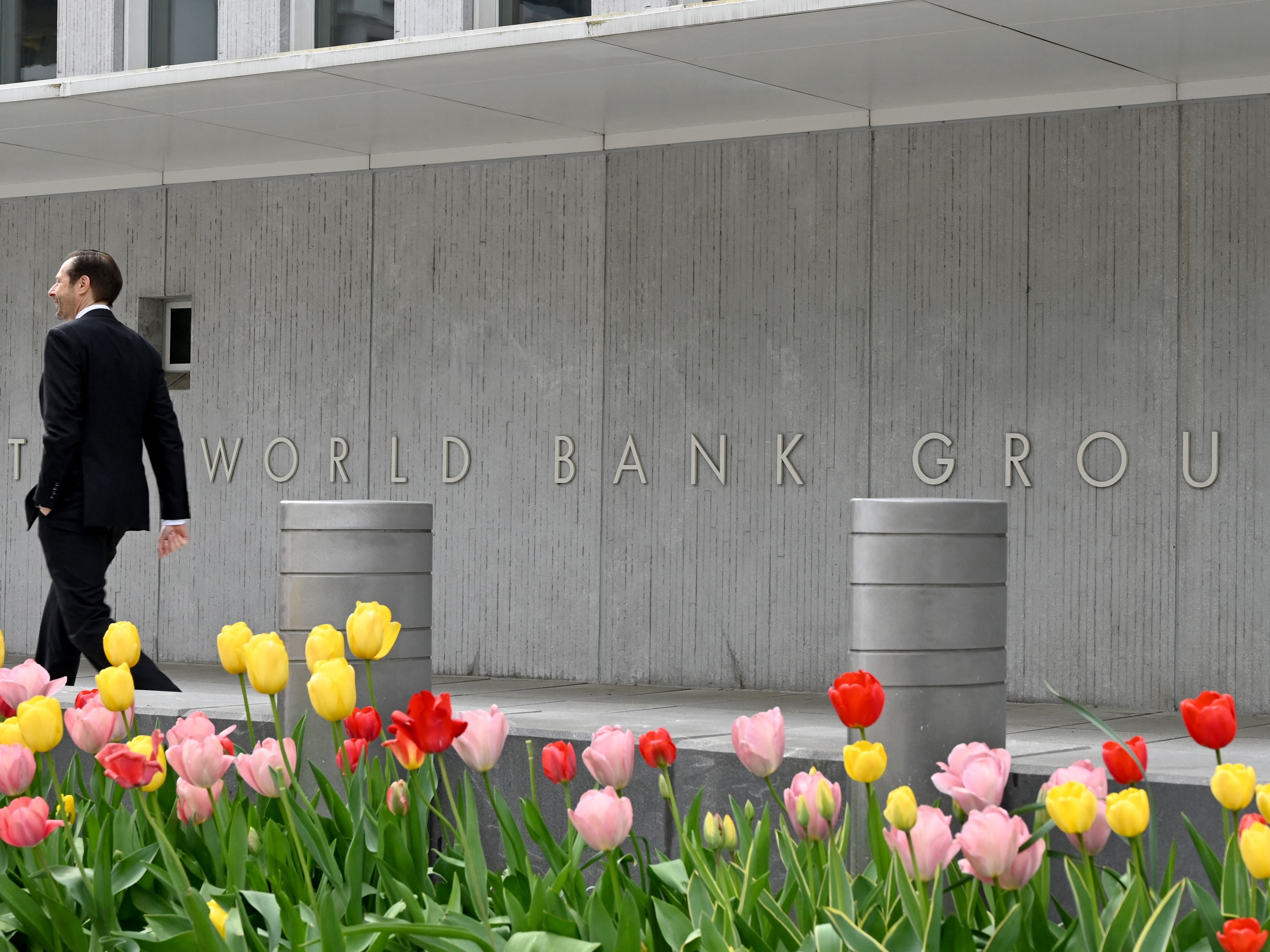 Seorang pria berjalan melewati gedung Bank Dunia di Washington DC pada 21 April 2022.