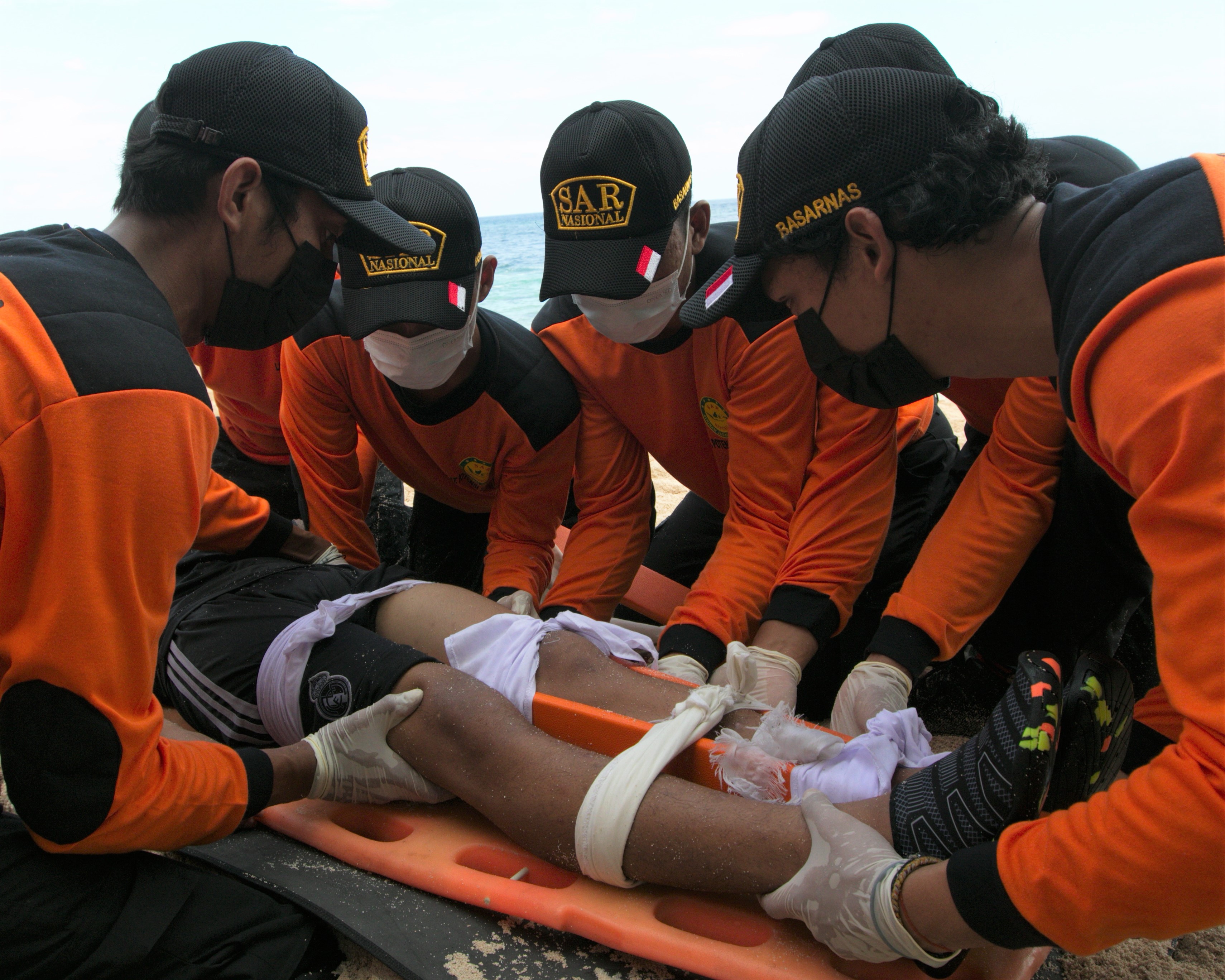 Tim SAR melakukan simulasi kecelakaan laut di Pantai Cemara, Wanci, Kabupaten Wakatobi, Sulawesi Tenggara, Sabtu (25/6).