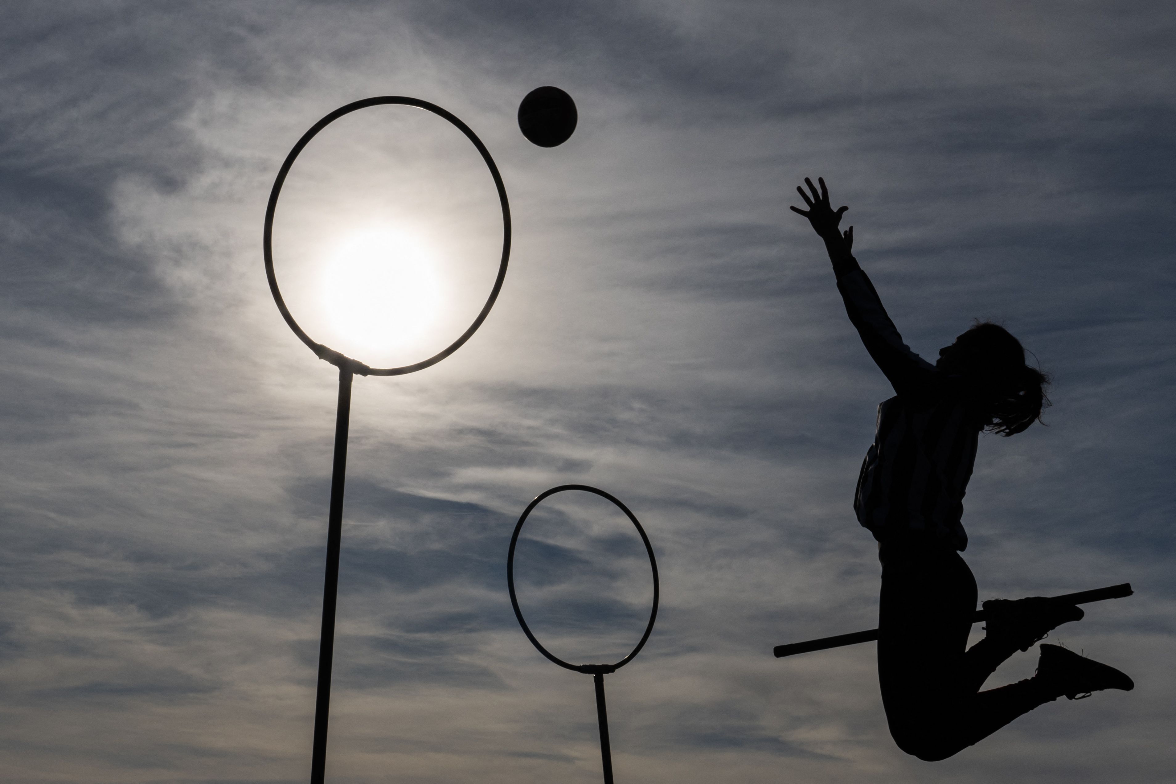 Seorang atlet bermain quidditch, cabang olahraga yang terinspirasi dari buku Harry Potter.