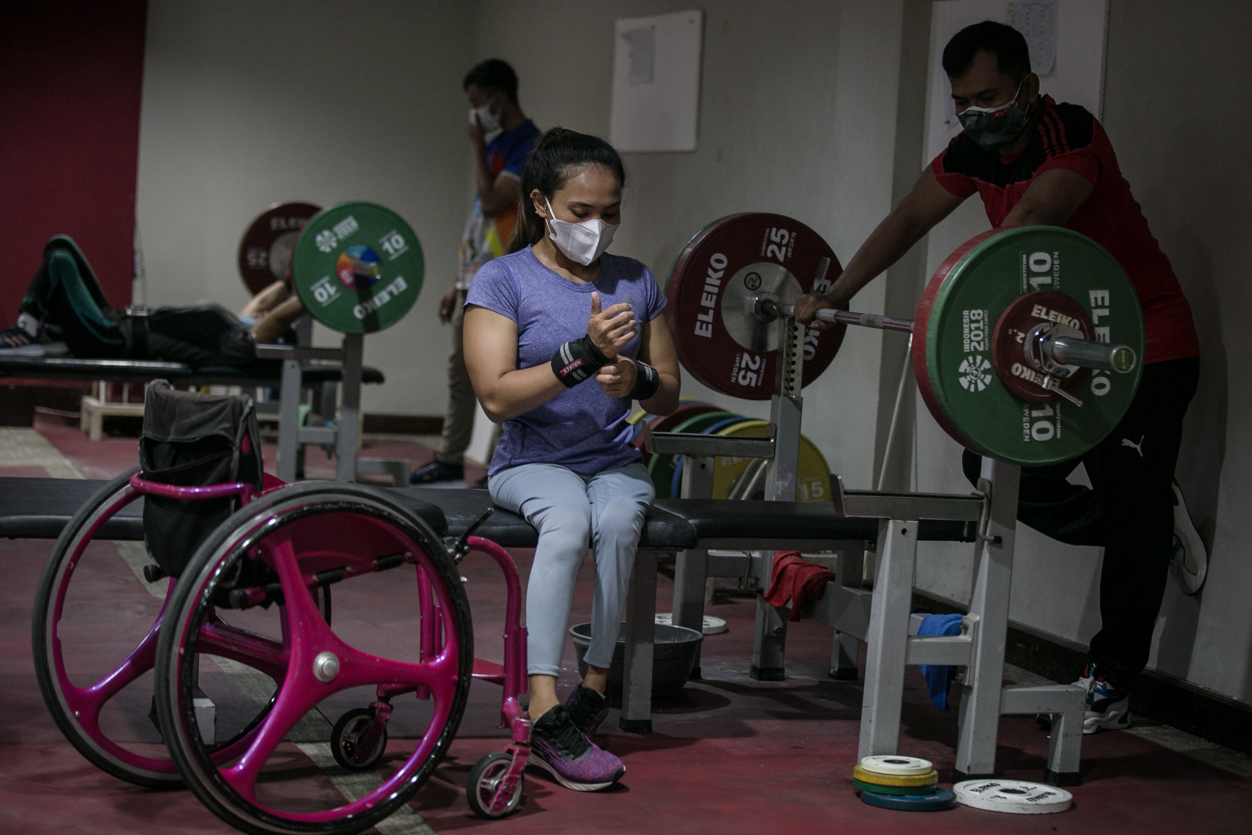  Atlet angkat berat National Paralympic Committee (NPC) Ni Nengah Widiasih (Widi) bersiap-siap melakukan angkatan
