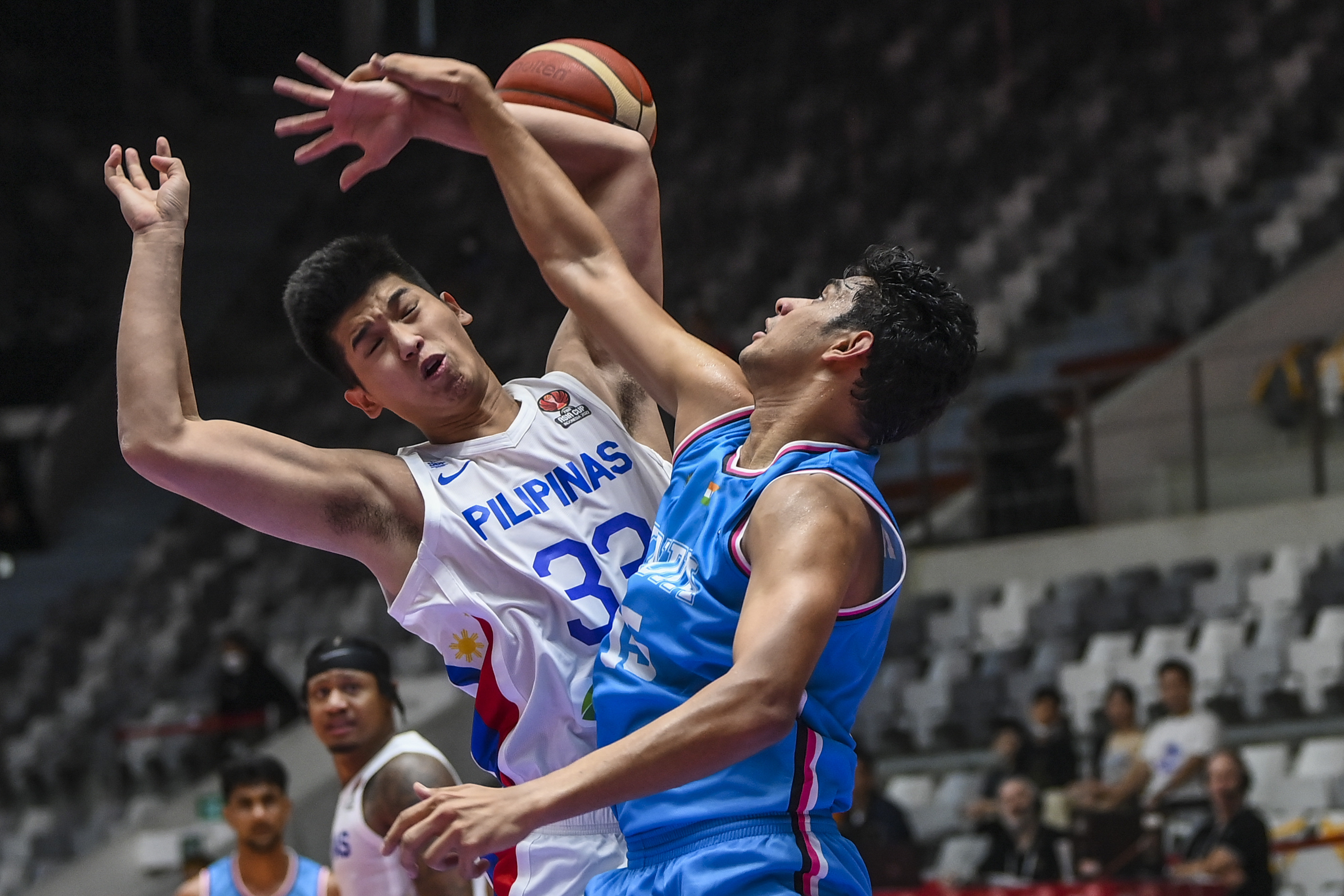 Pebasket India Prashant Singh Rawat (kanan) berebut bola dengan pebasket Filipina Carl Vincent Tamayo dalam laga Grup D FIBA Asia Cup 2022.