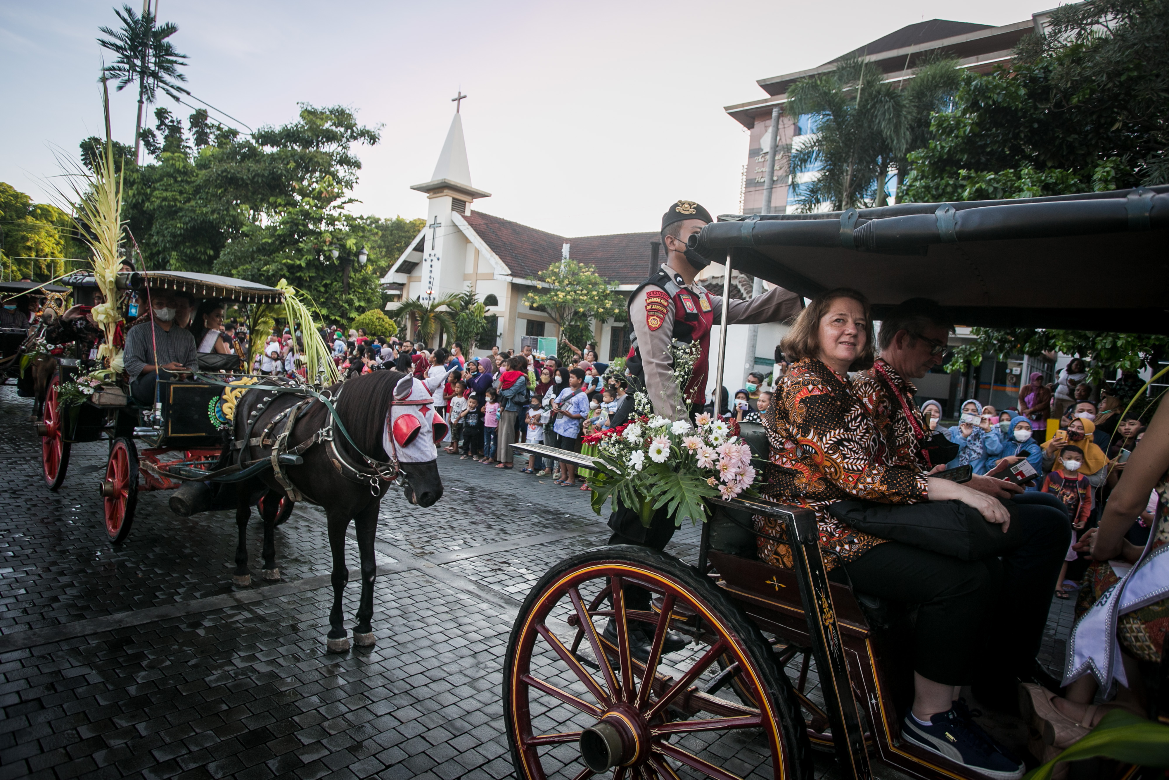 Delegasi G20 menikmati kirab budaya di Surakarta. 