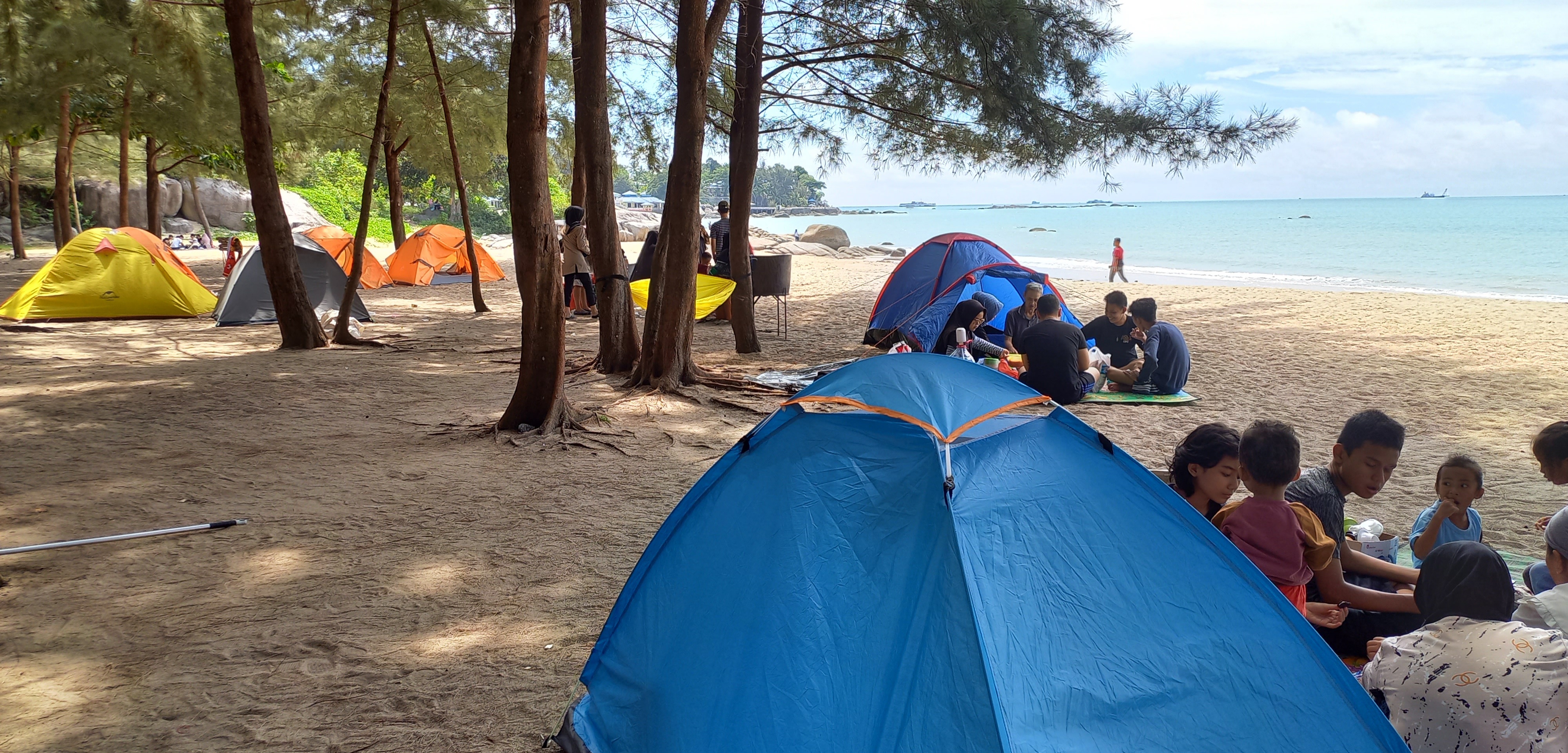 Camping ground Pantai Tikus Emas di Sungailiat, Bangka, Provinsi Bangka Belitung, mulai digandrungi wisatawan.