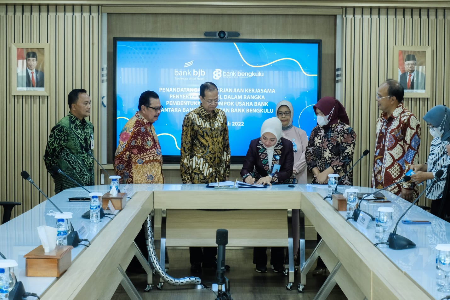 Direksi Bank BJB dan Direksi Bank Bengkulu menandatangani Perjanjian Kerja Sama Penyertaan Modal